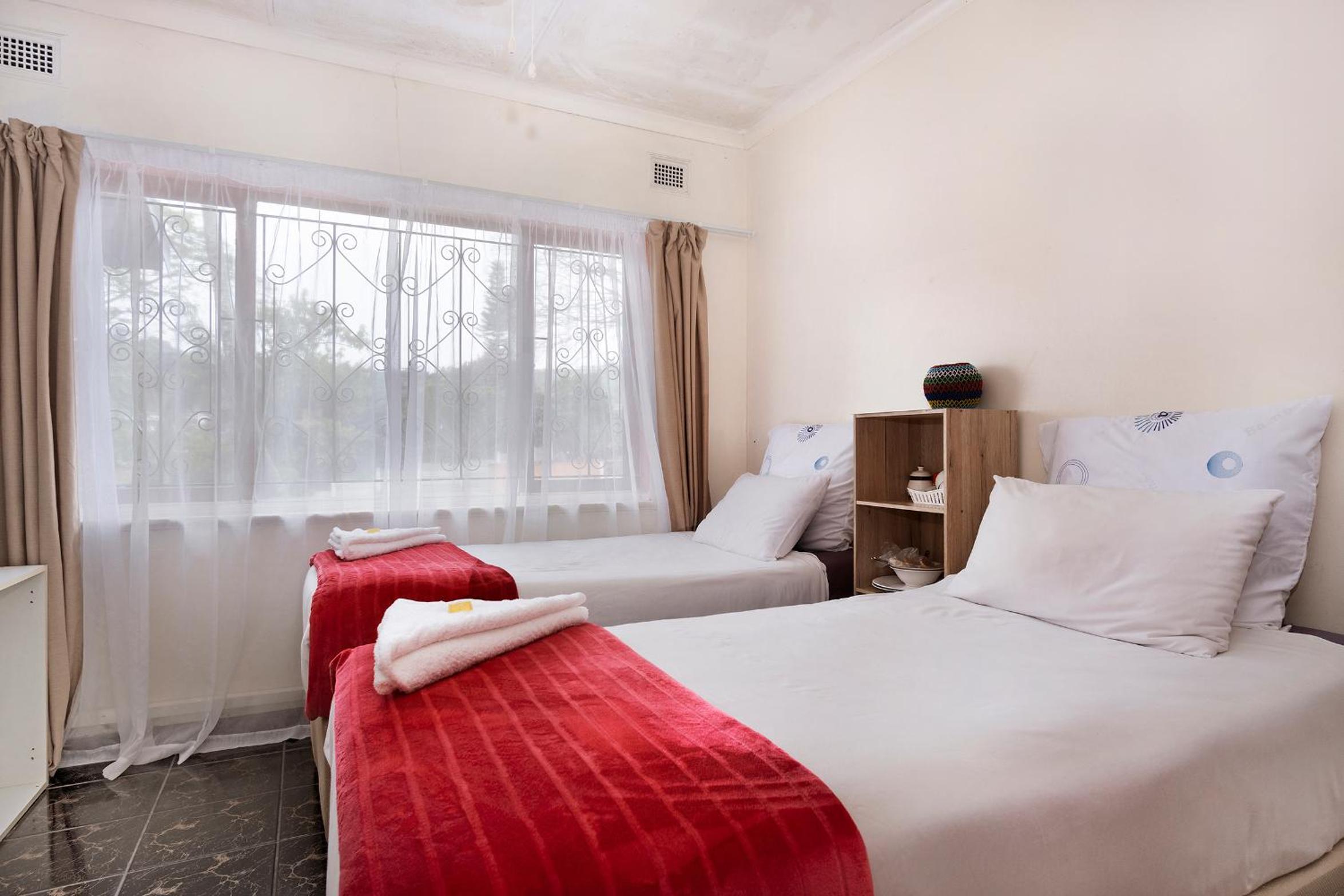 Twin Room - Photo 4
