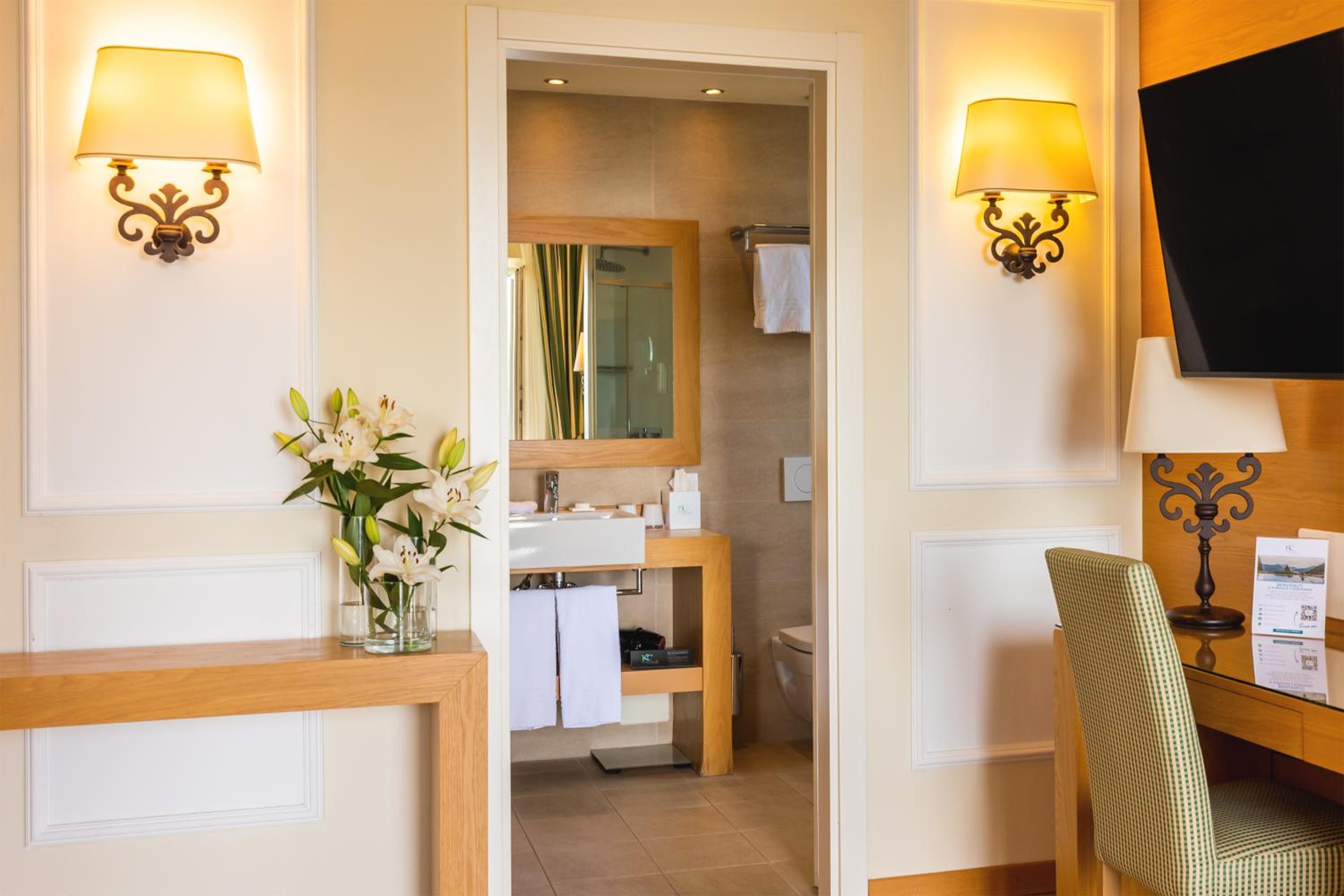 Exclusive Double Room with Lake View - Photo 9