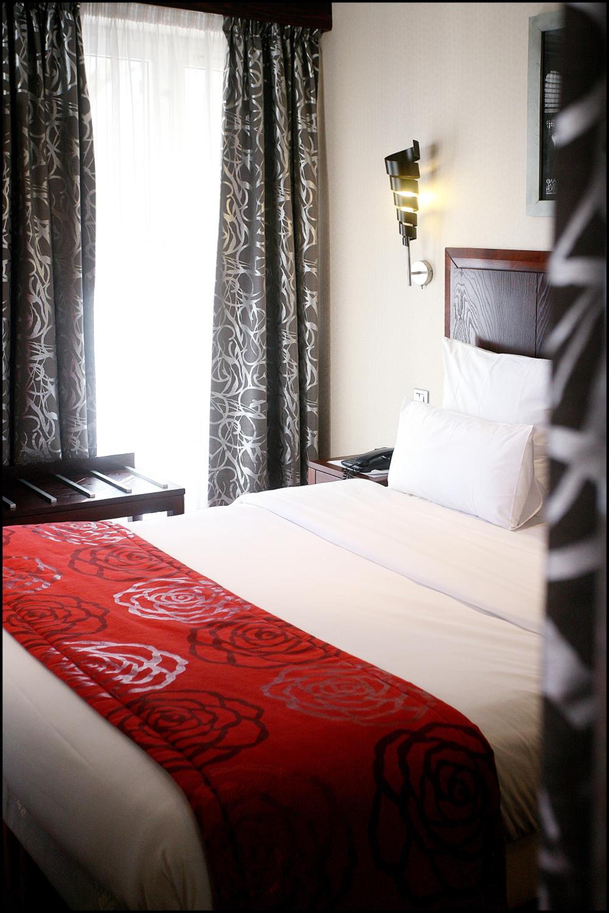 Standard Double Room thumbnail 5
