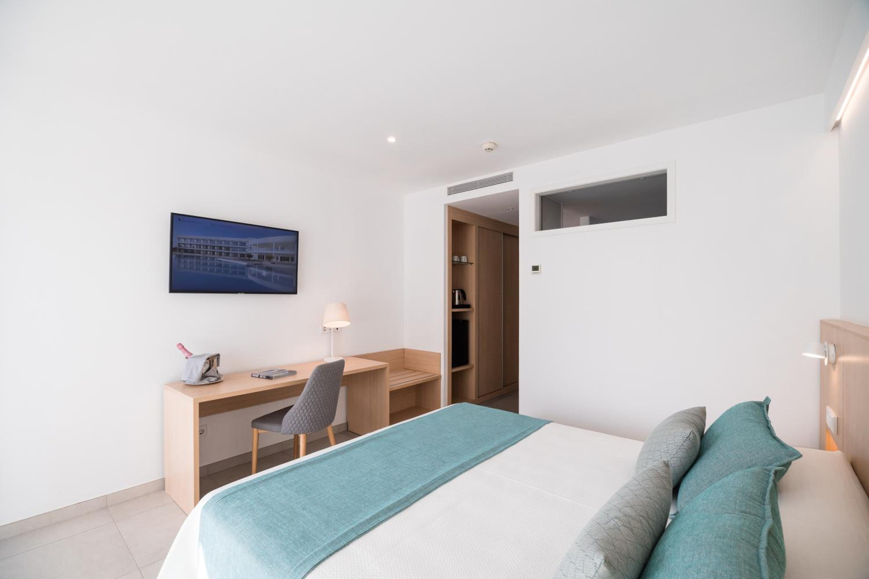 Superior Deluxe Double or Twin Room  - Photo 4