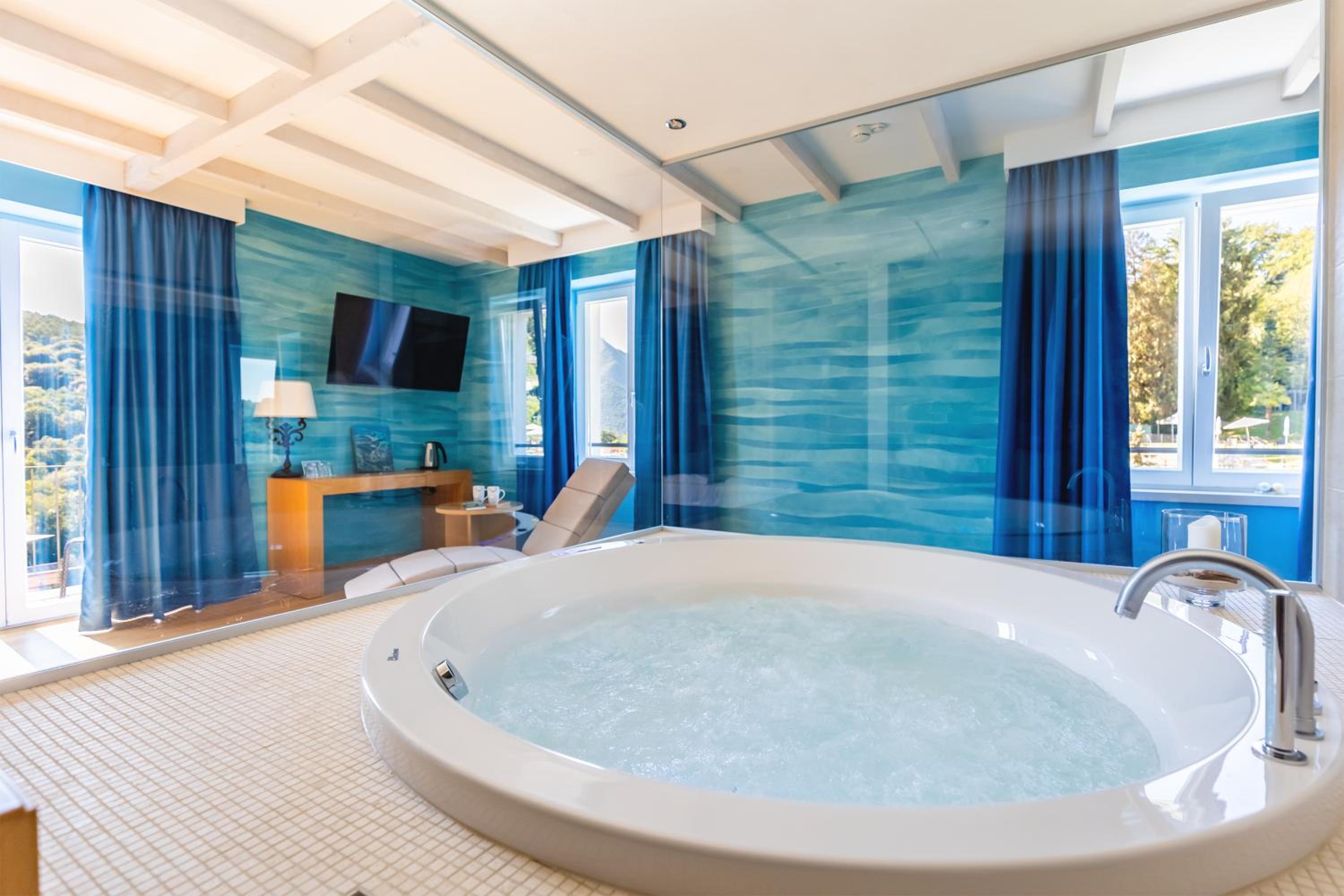Deluxe Suite with Hot Tub - Photo 5