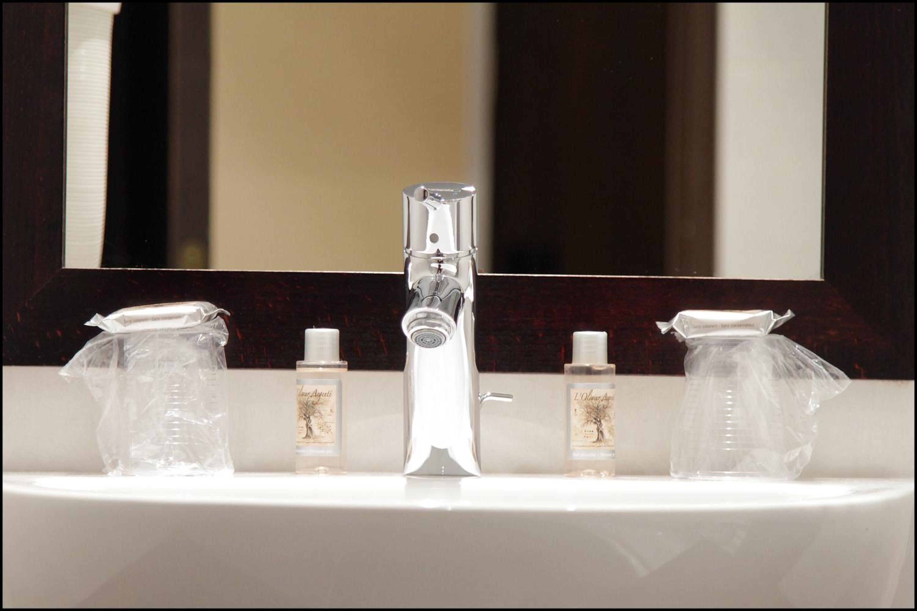 Grand Hotel Francais bathroom photo