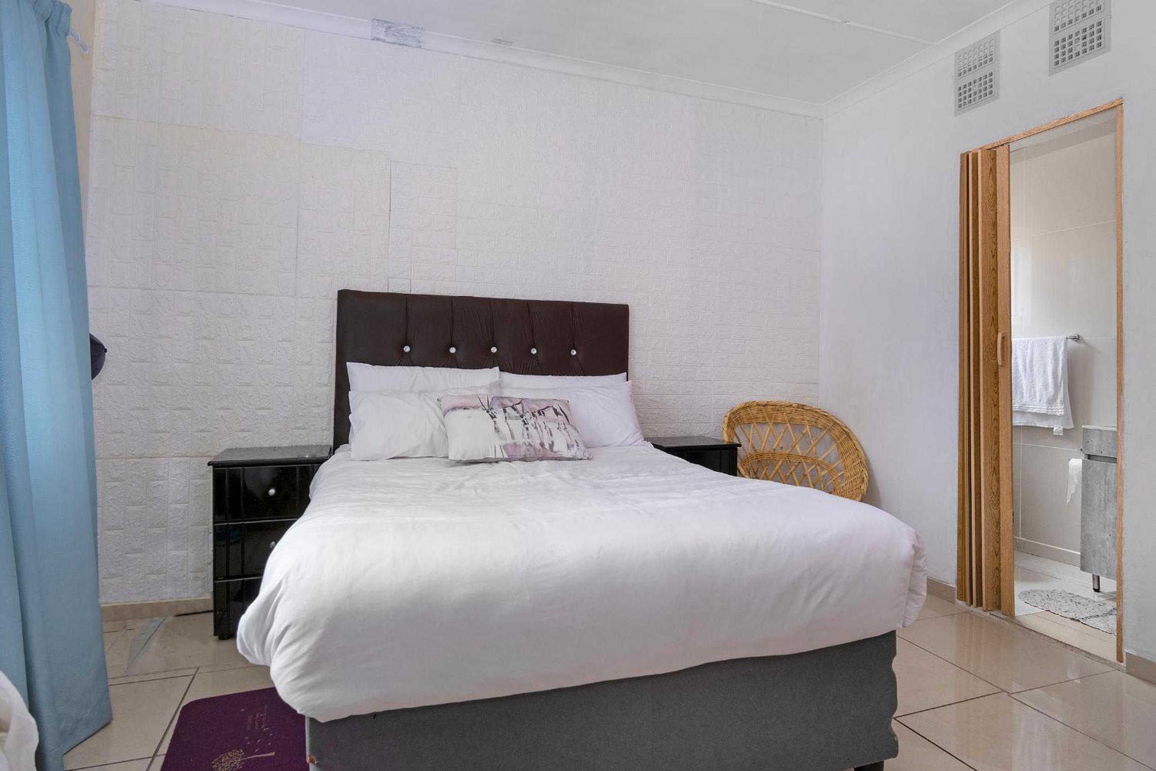 Double Room with Private Bathroom - Photo 1