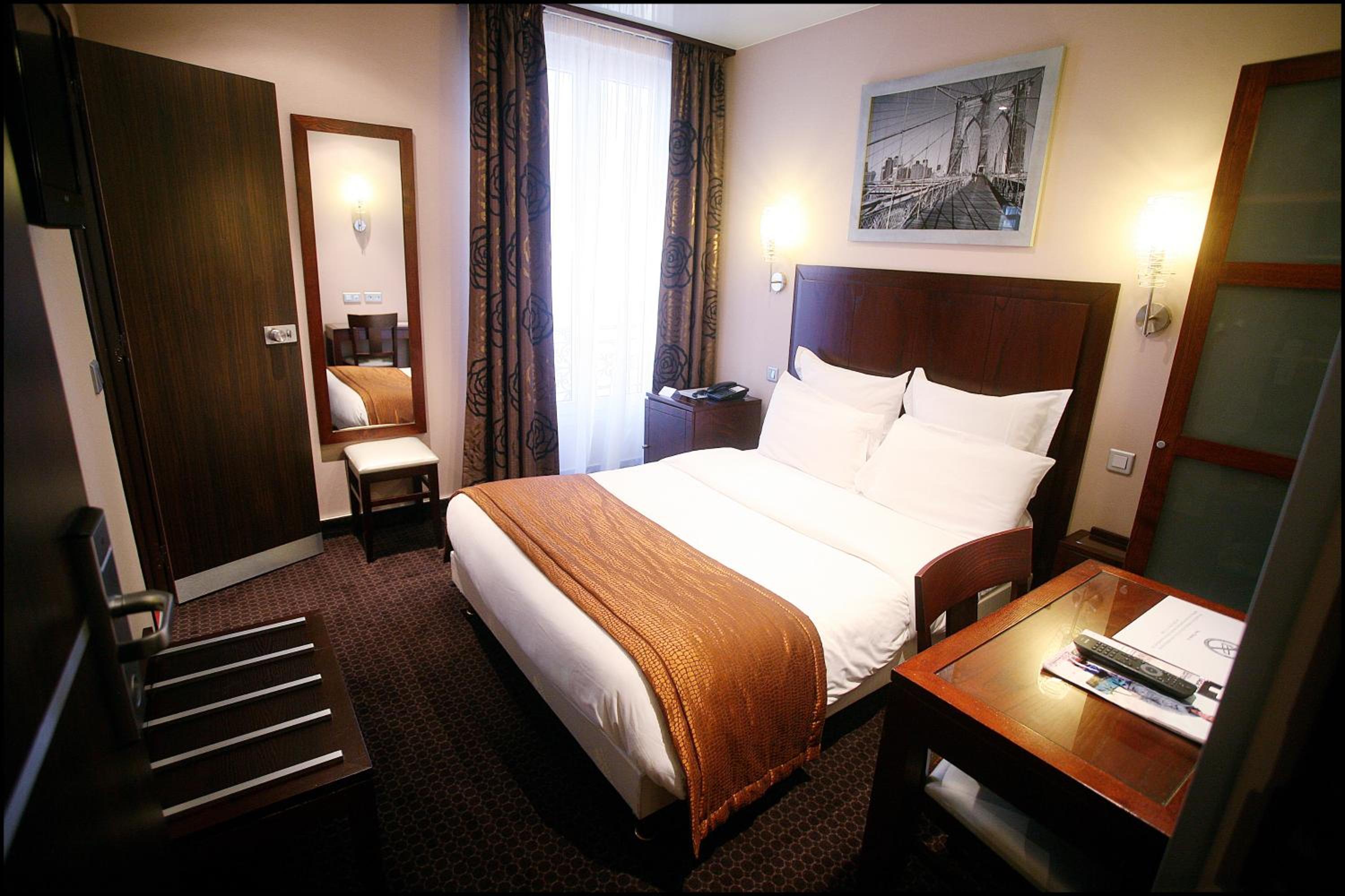 Grand Hotel Francais bedroom photo