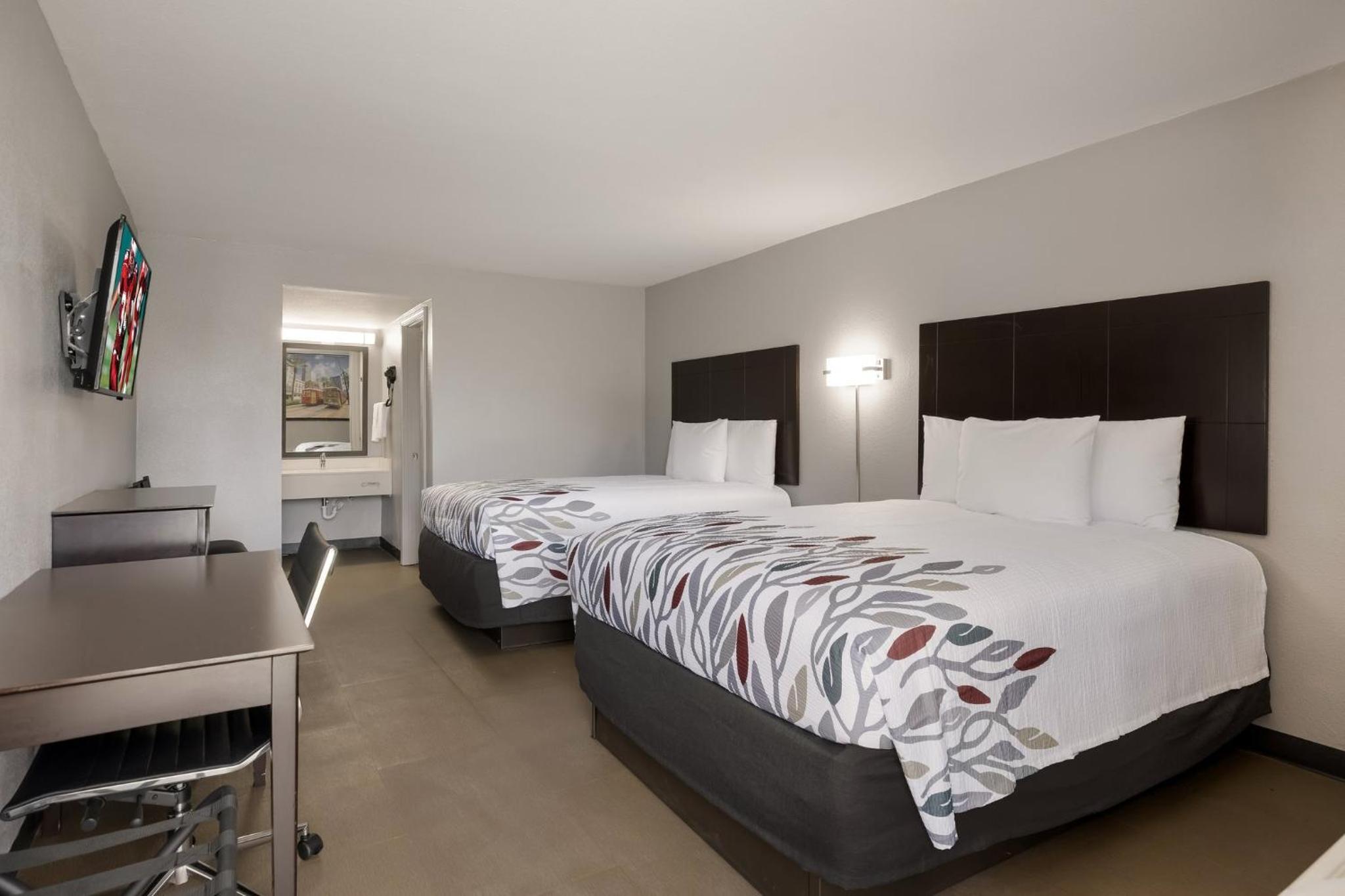 Standard Room with Two Queen Beds Non-Smoking - Photo 4