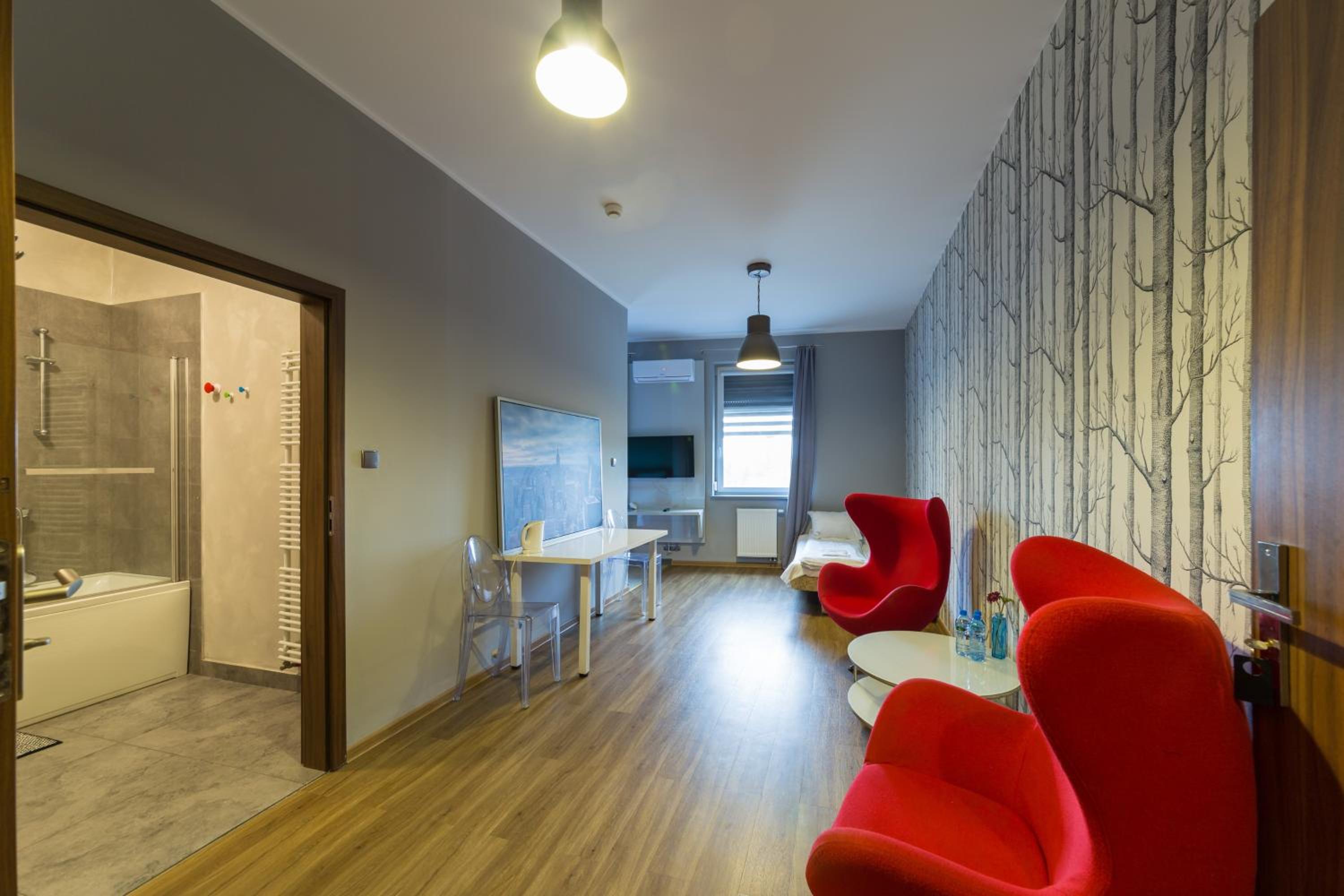 Deluxe Double Room with Bath - Photo 4