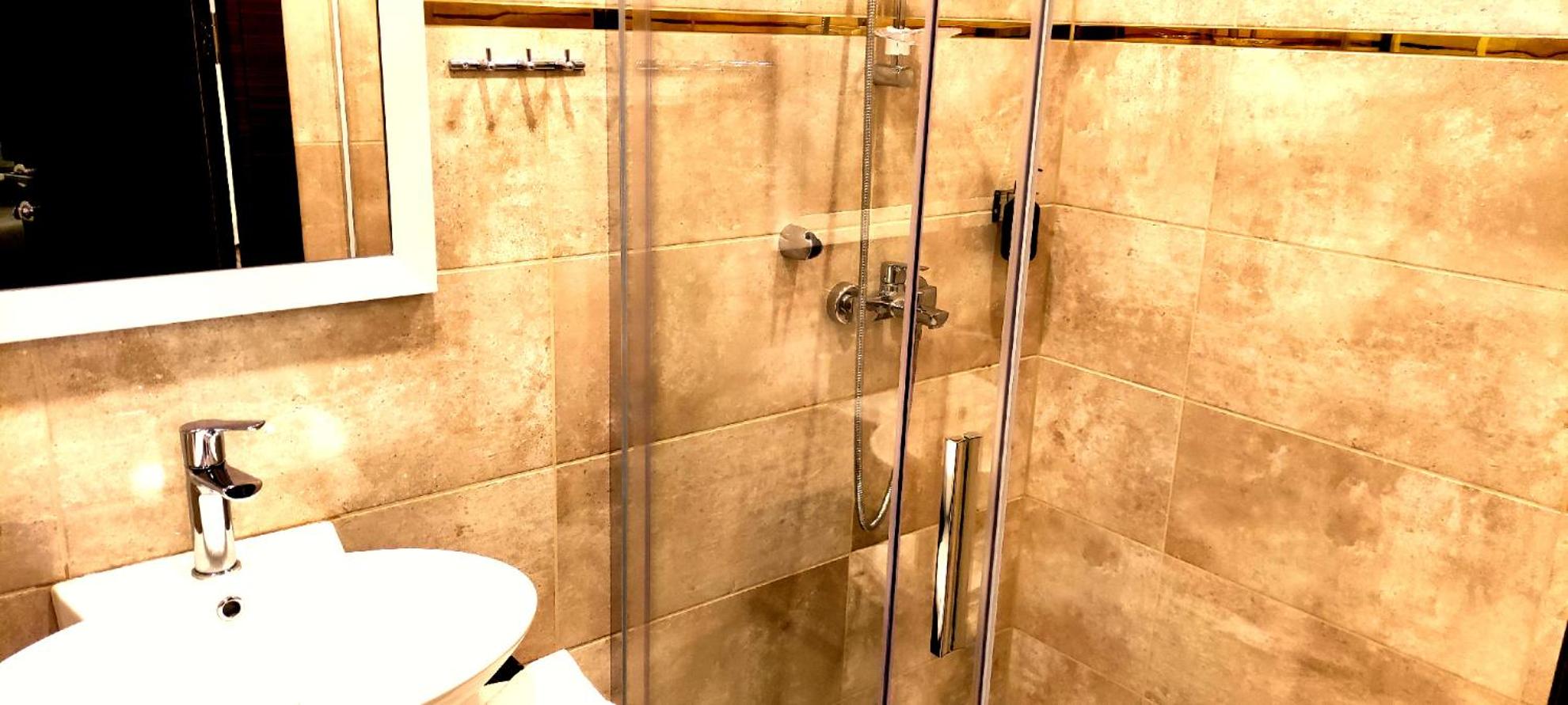 Double or Twin Room with Bathroom - Photo 4