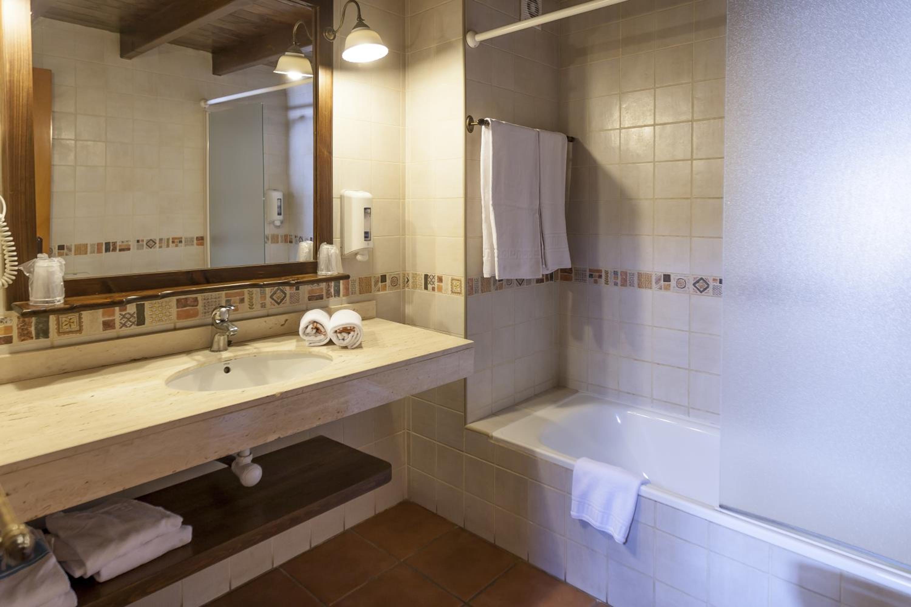Twin Room with Balcony - Photo 3