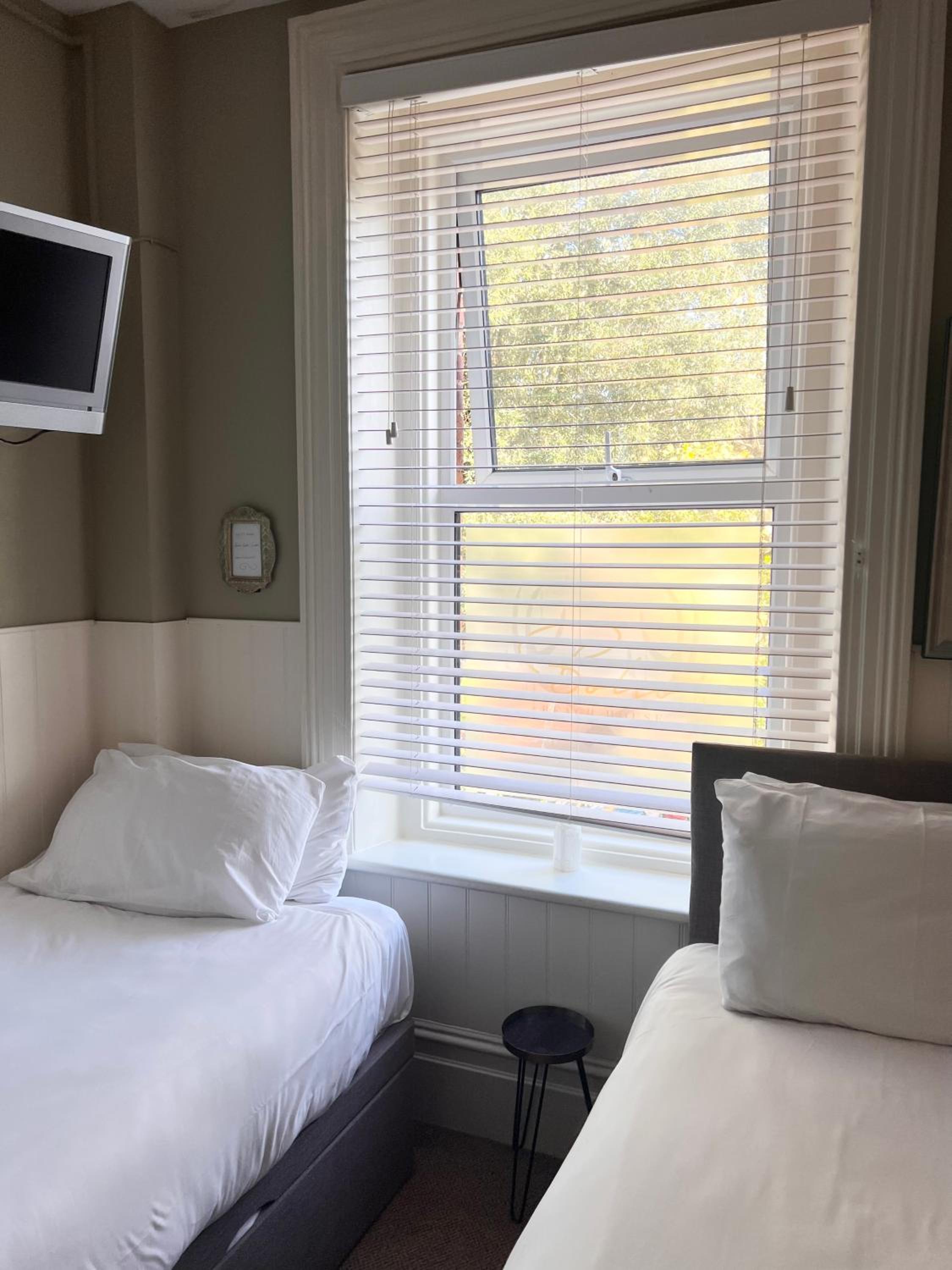 Twin Room with Bathroom photo 2