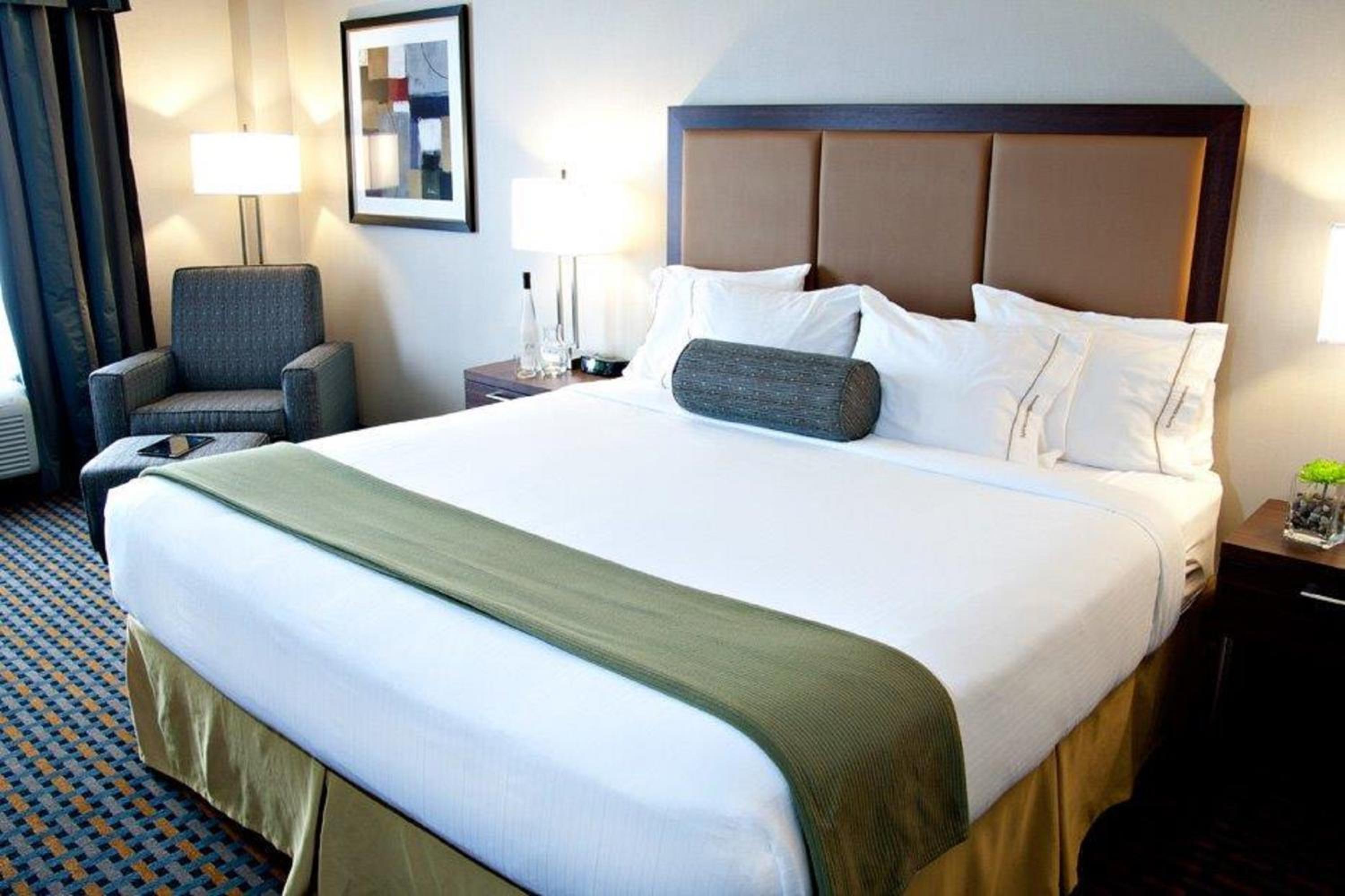 Standard King Room with Mobility Accessible Tub photo 1