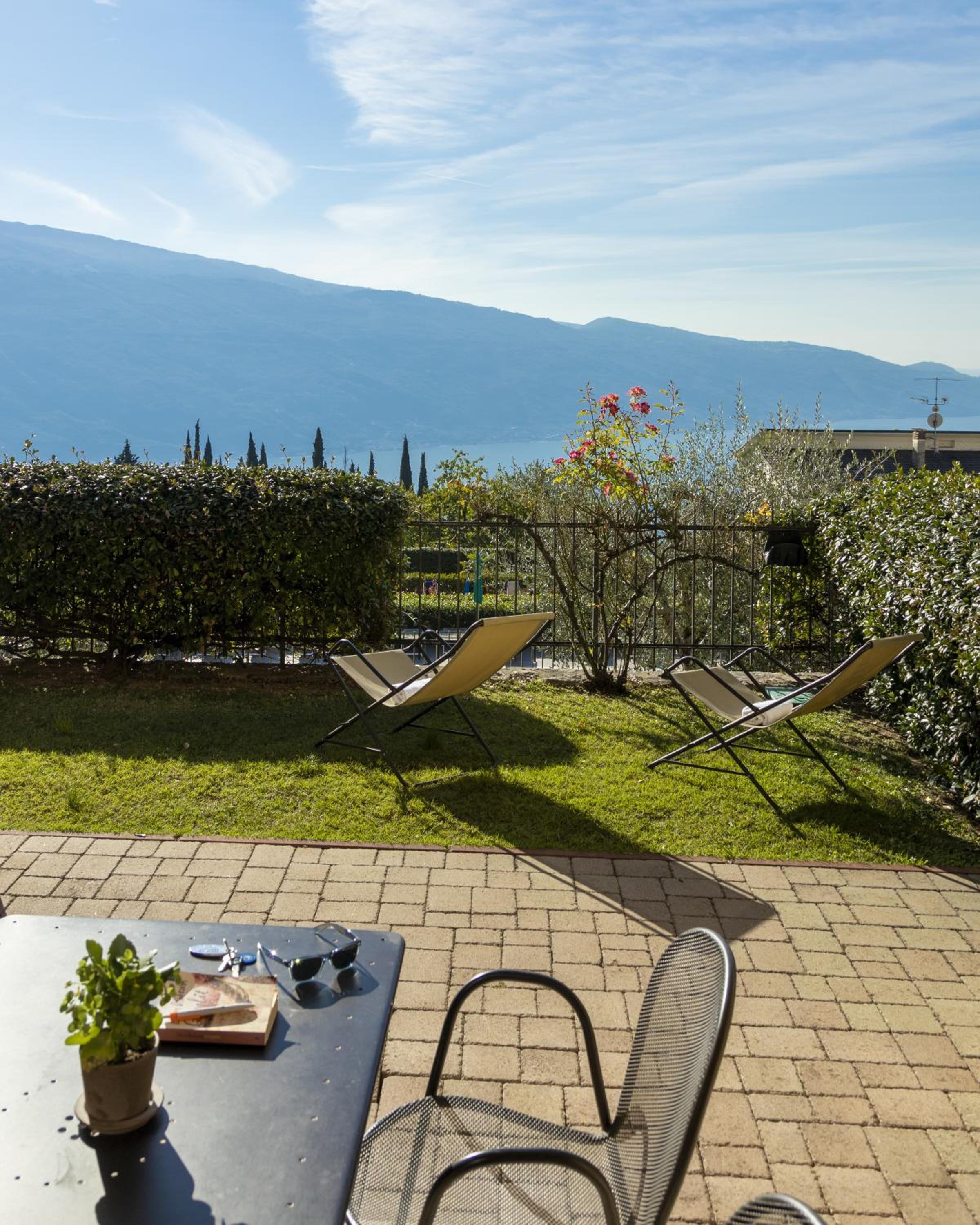 Standard Two-Bedroom Apartment with Lake View photo 3