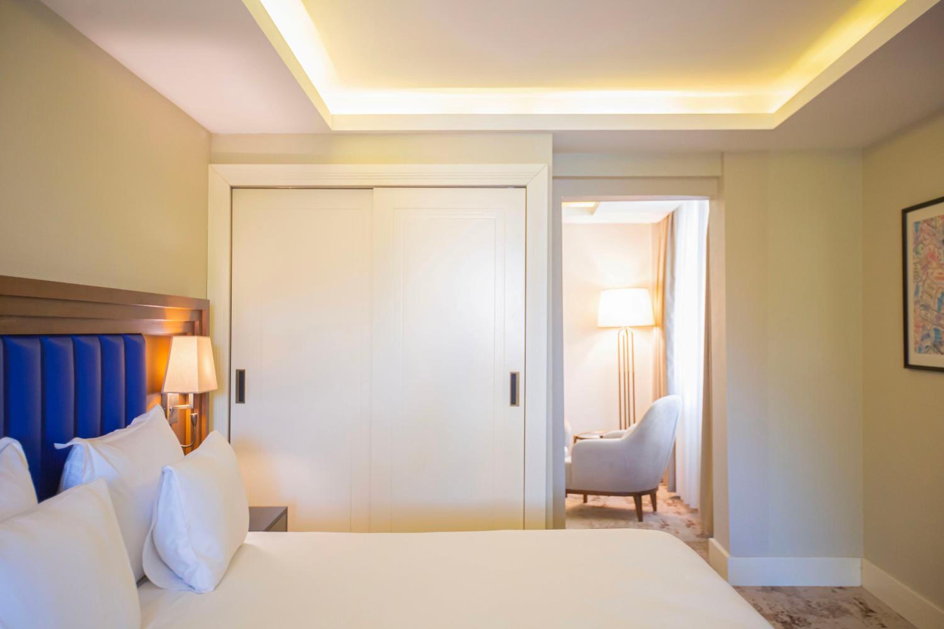 Corner King Suite with Balcony photo 3