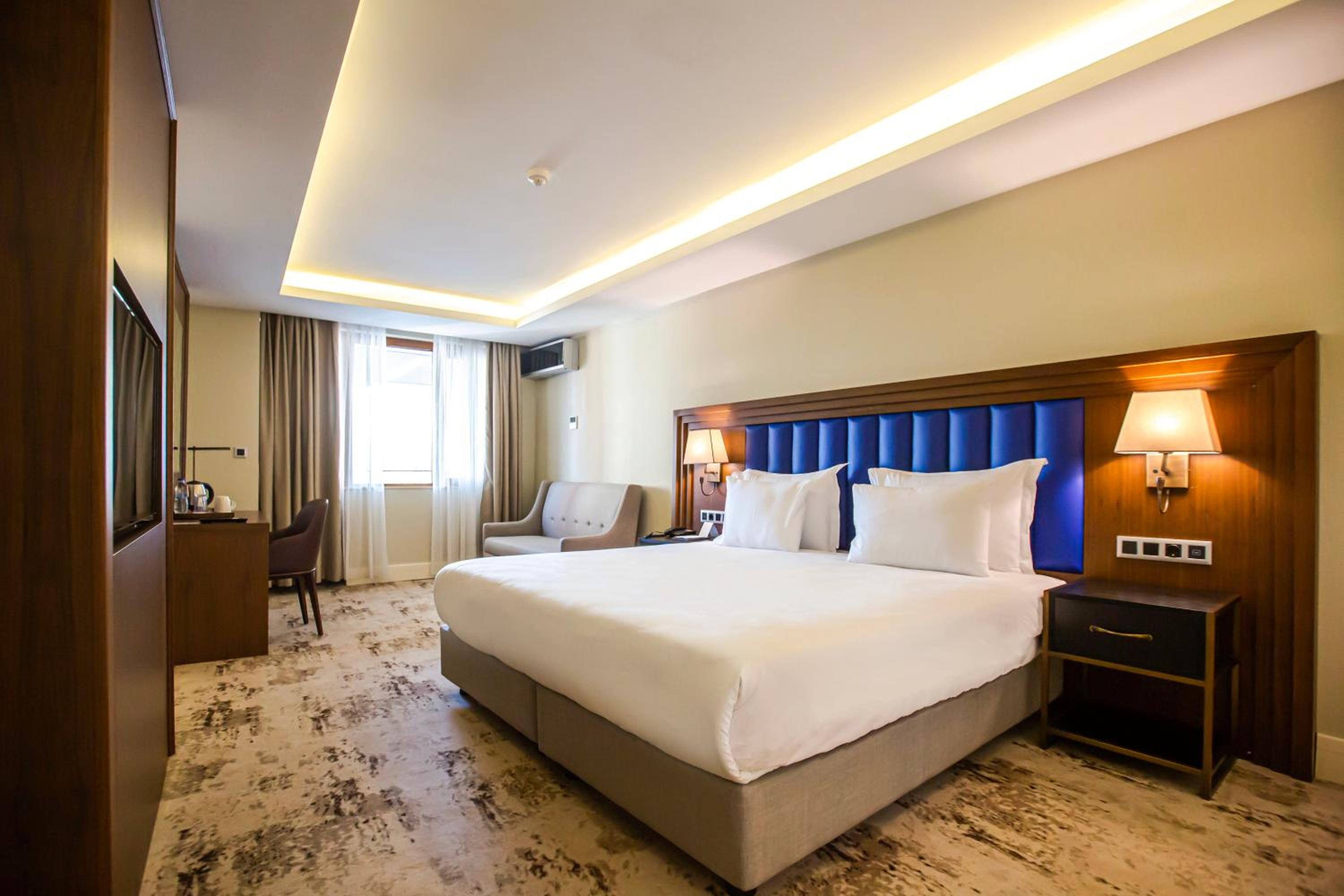 Corner King Suite with Balcony photo 2