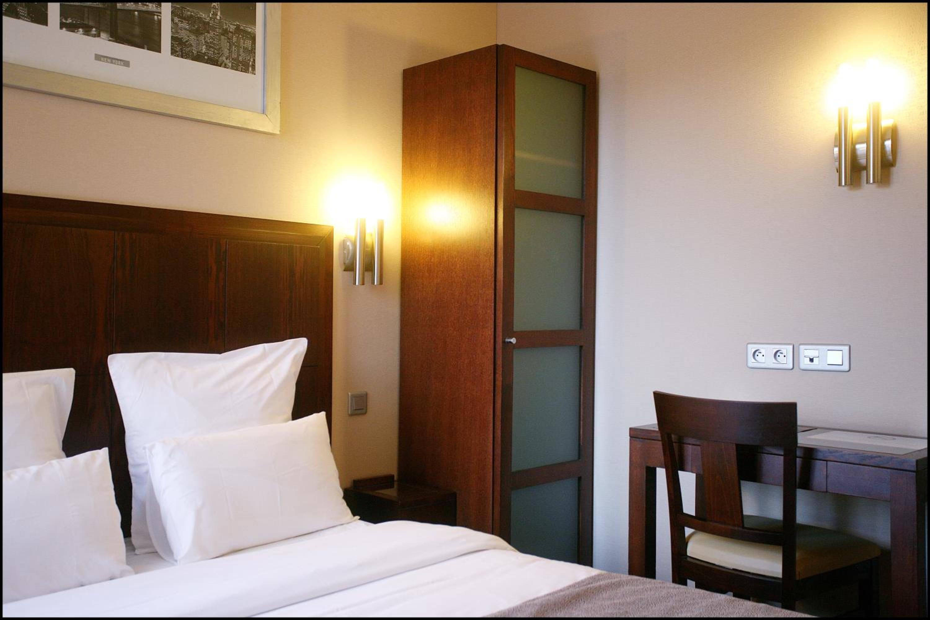 Standard Single Room thumbnail 5