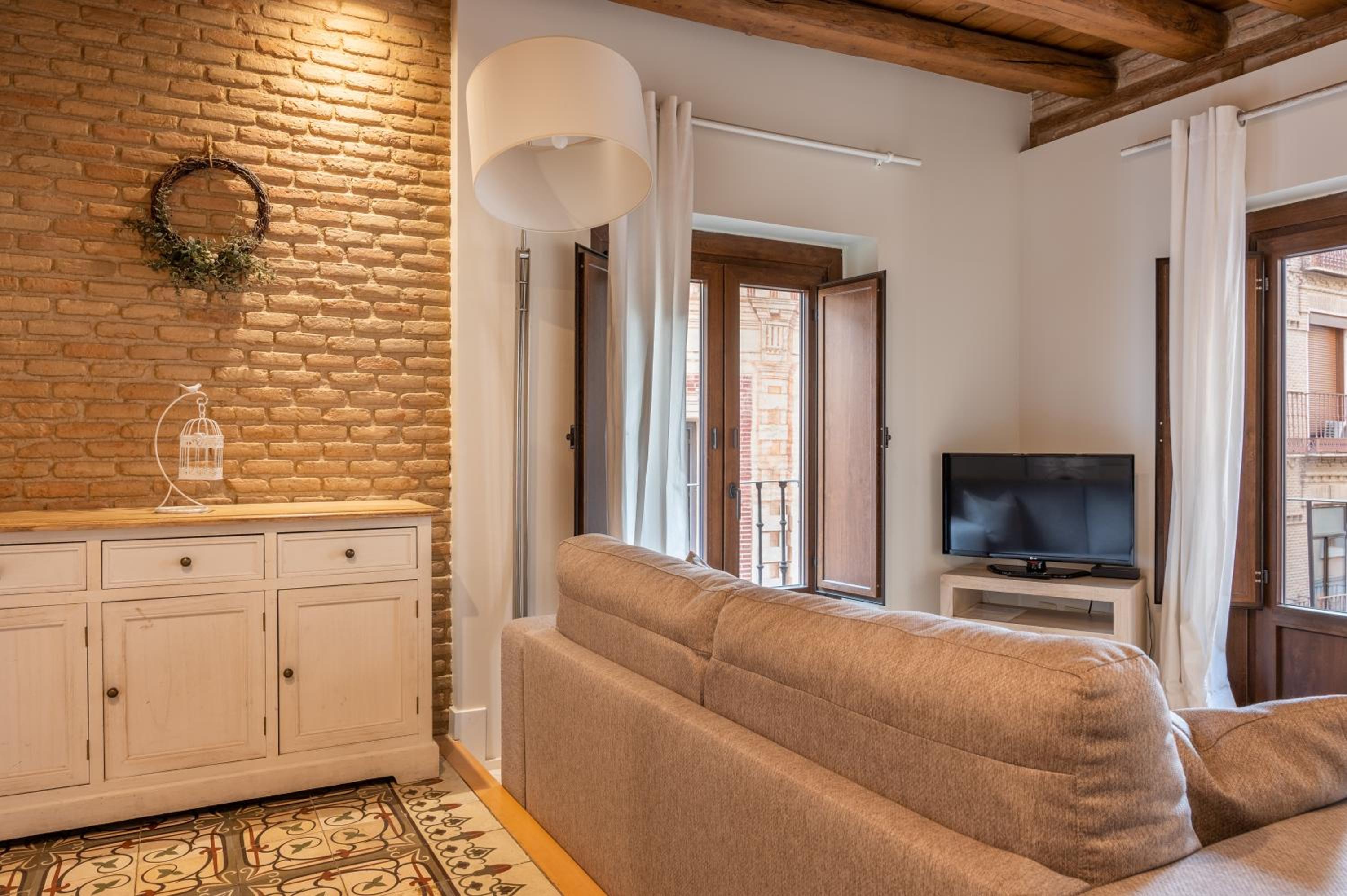 Apartment with City View - Photo 14