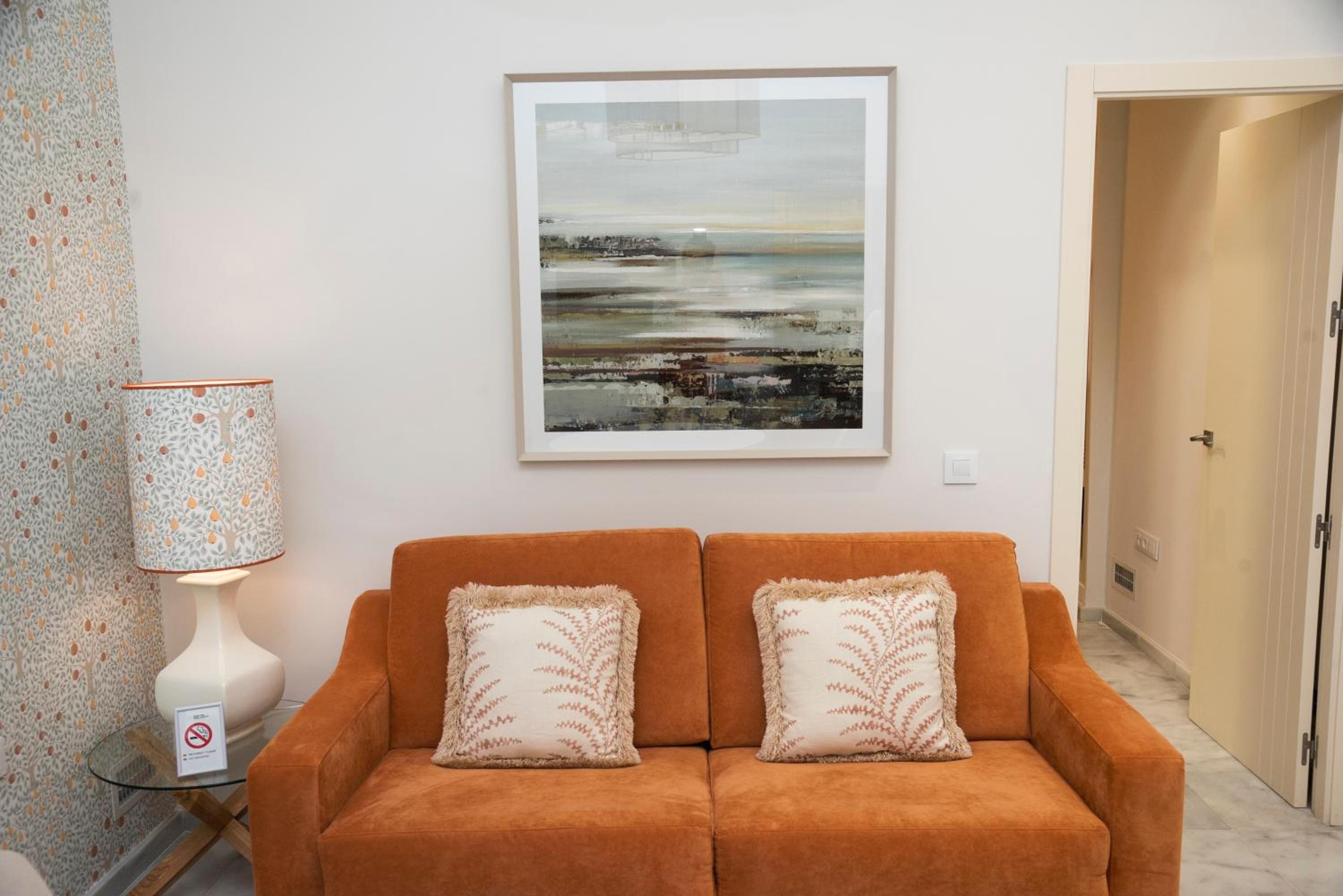 One-Bedroom Apartment - Photo 2