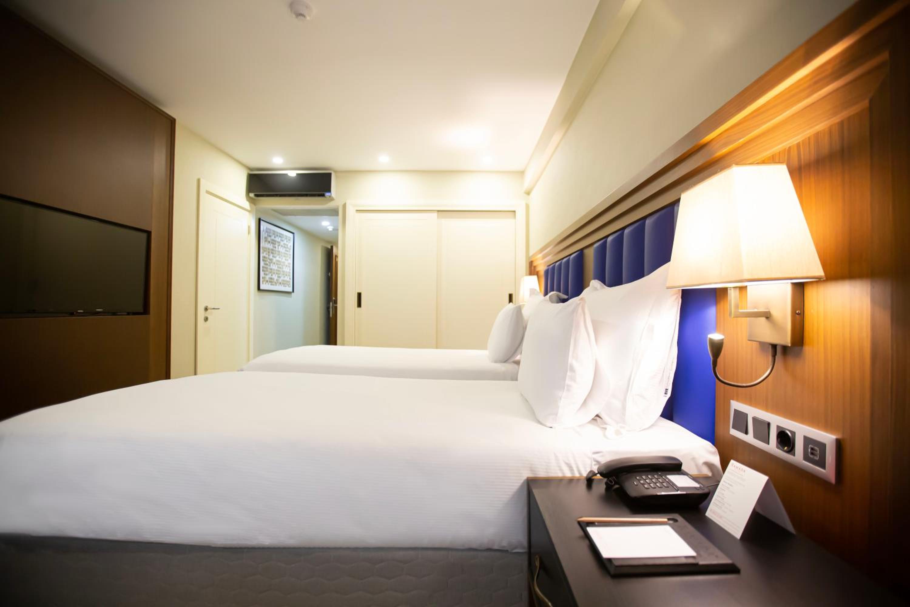 Deluxe Twin Room with Balcony photo 2