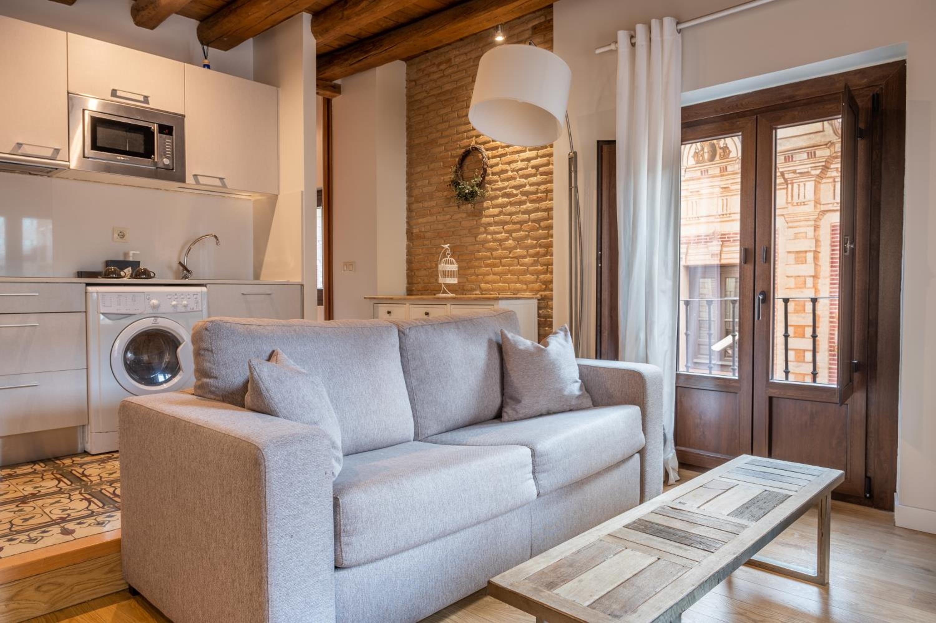 Apartment with City View - Photo 6