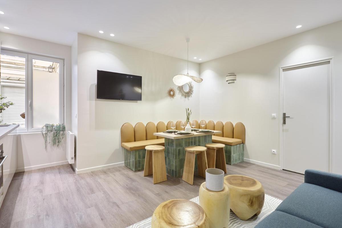 Family Room photo 3