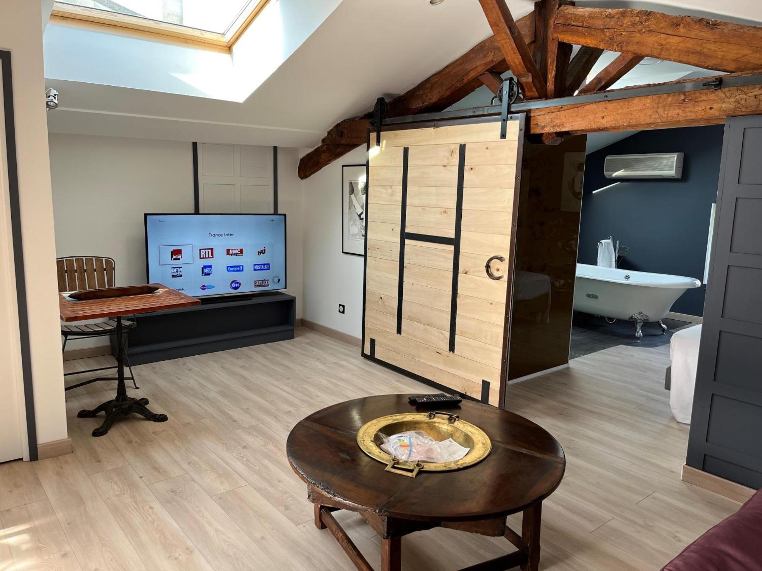 Deluxe One-Bedroom Apartment with City View photo 3