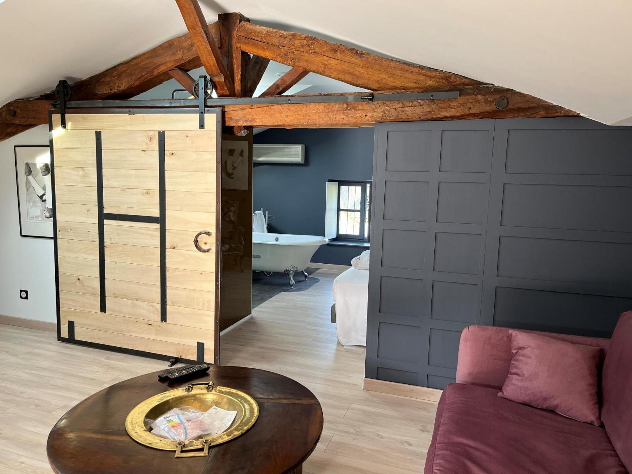 Deluxe One-Bedroom Apartment with City View photo 2