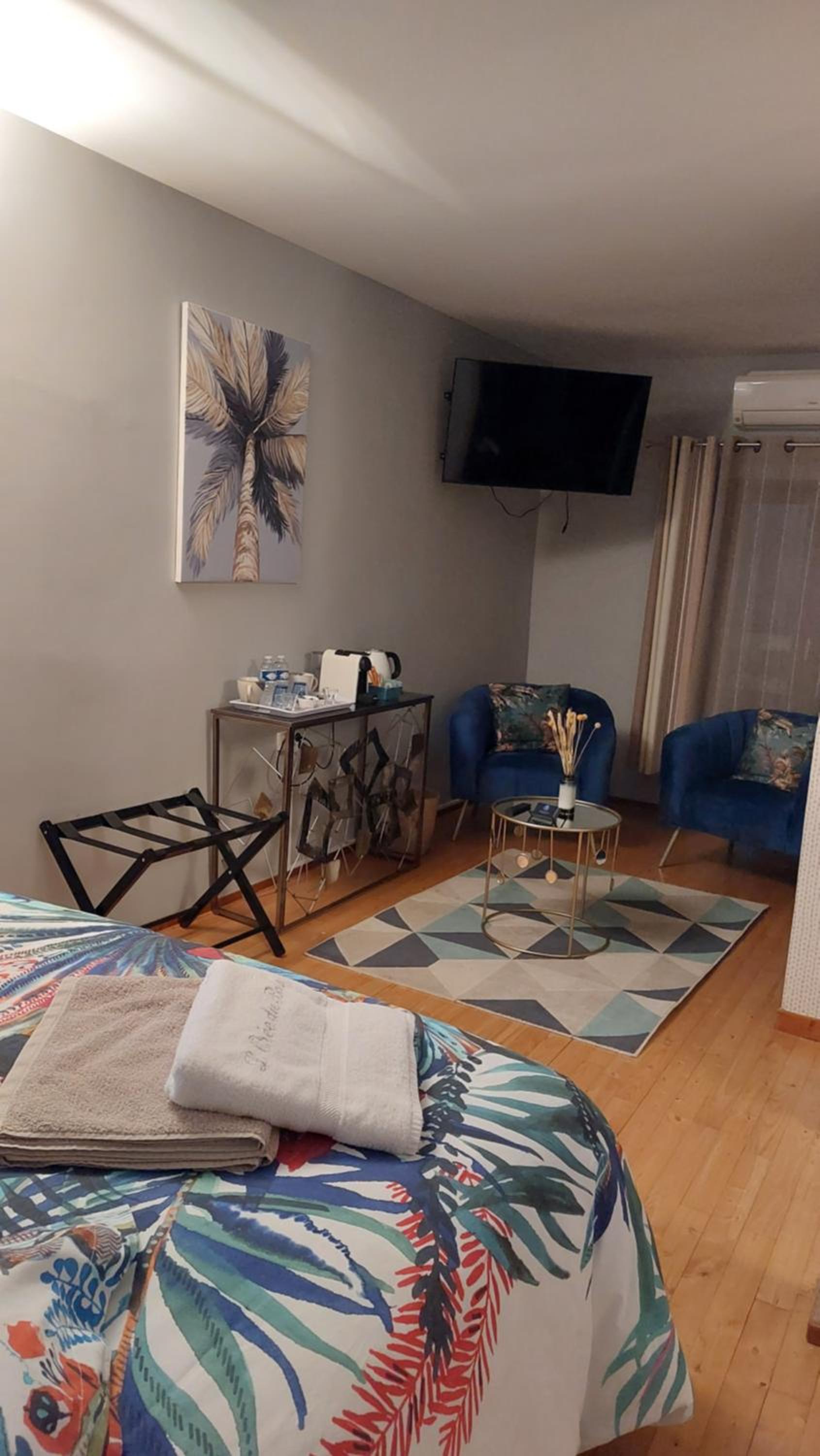 Superior Family Room photo 2