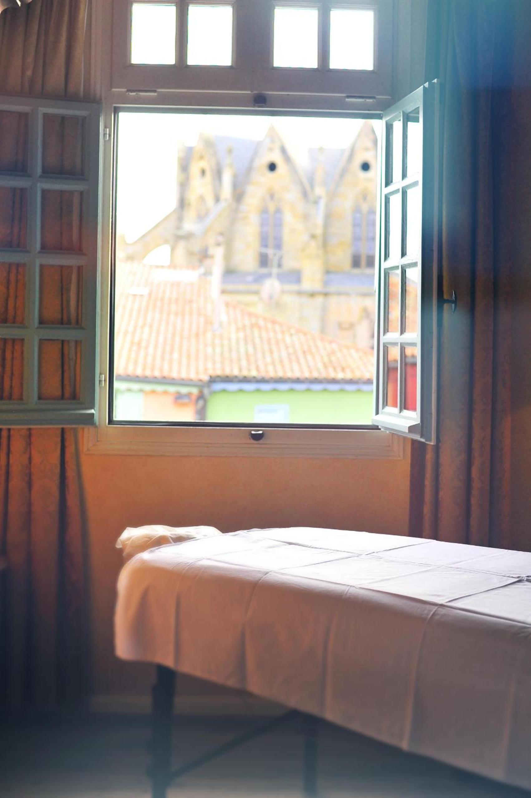 Double Room with Private Bathroom - Photo 2