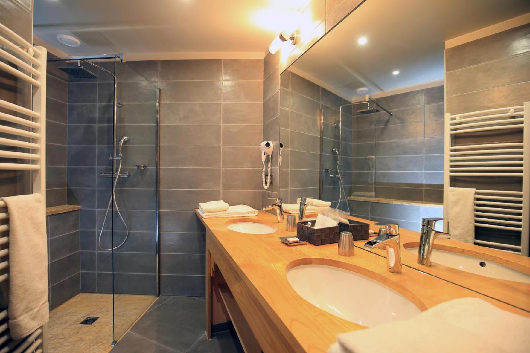 Standard Twin Room - Photo 2