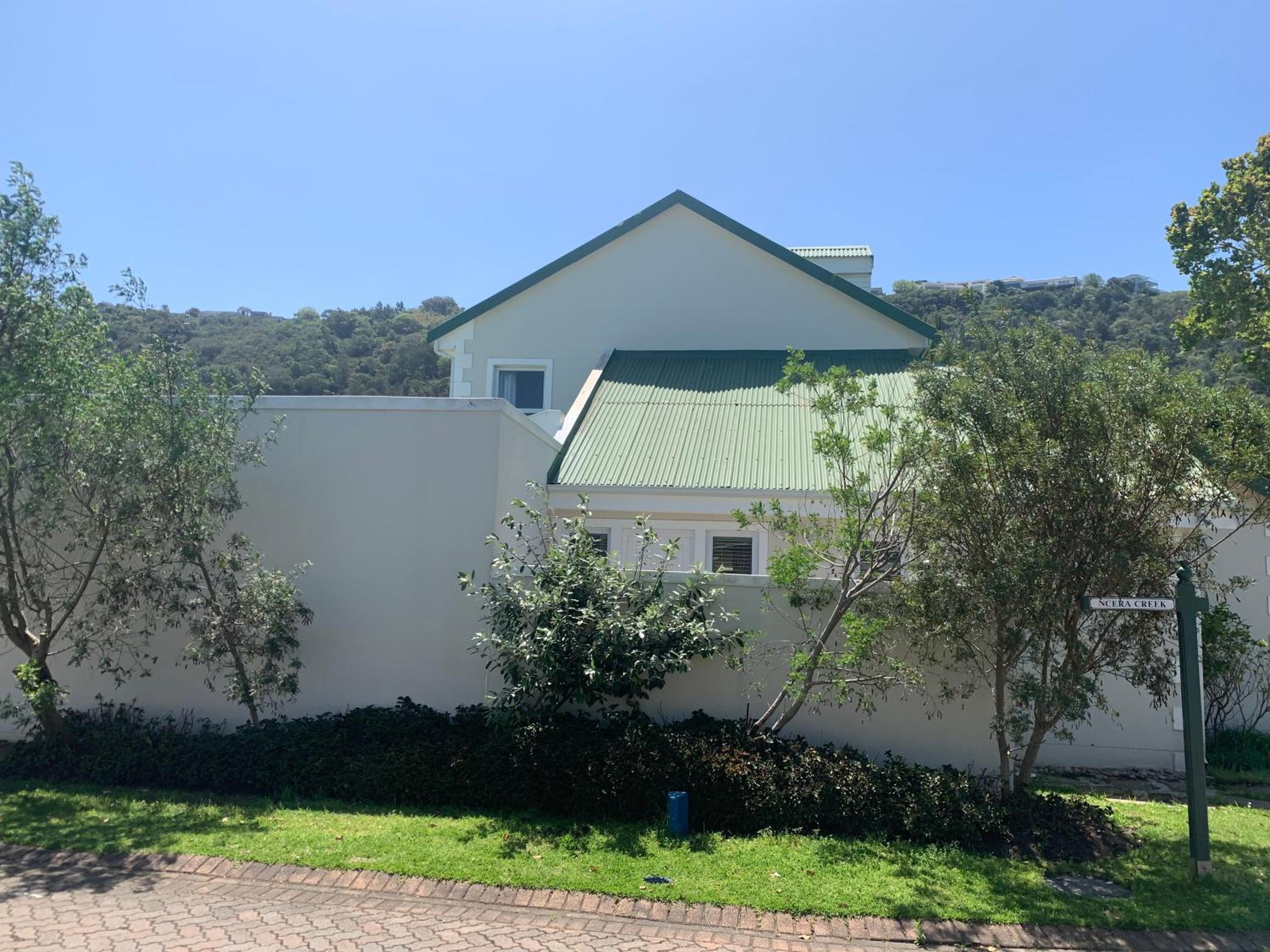 Three-Bedroom House photo 2