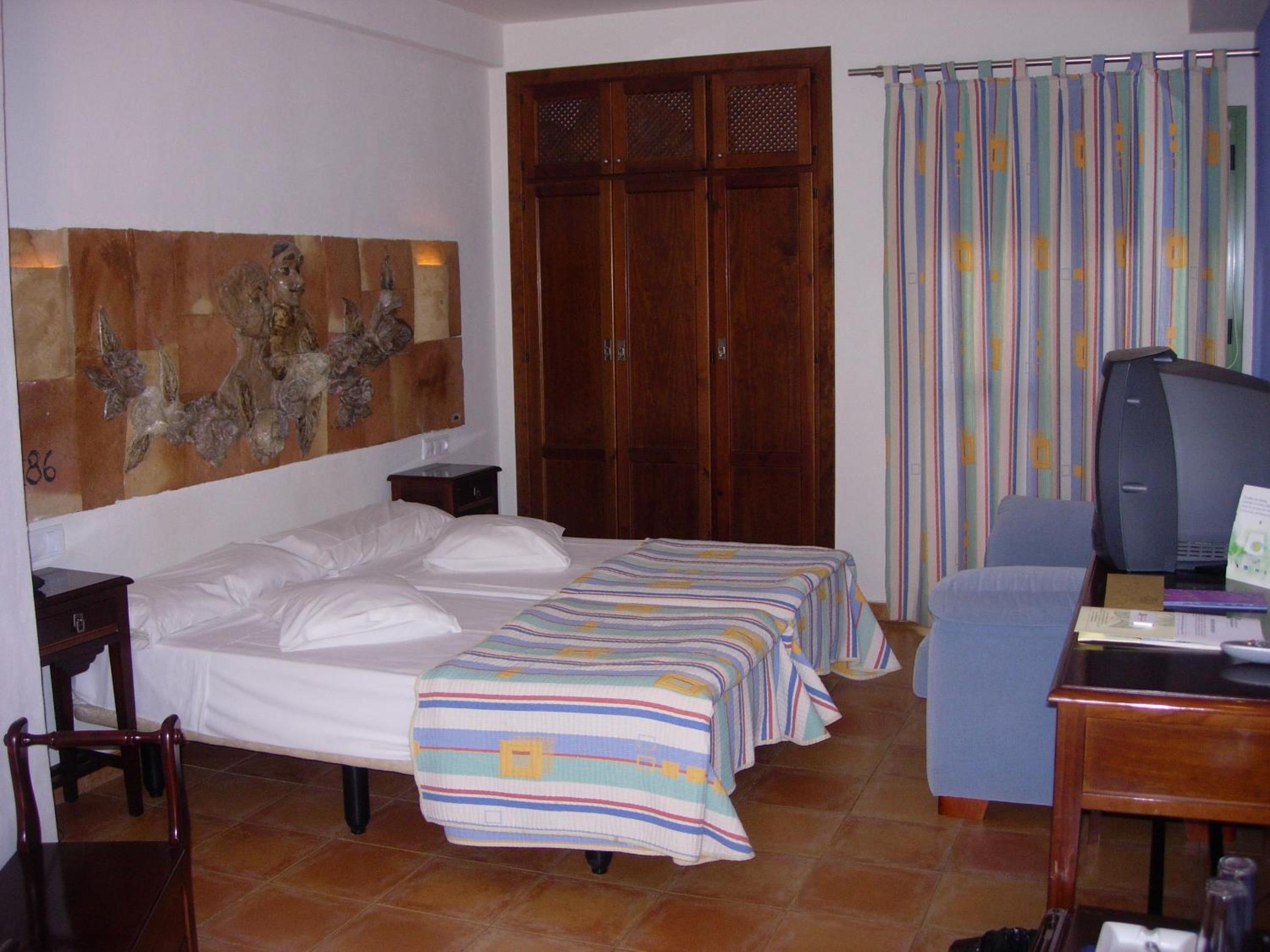 Double Room with Extra Bed (3 Adults) photo 2