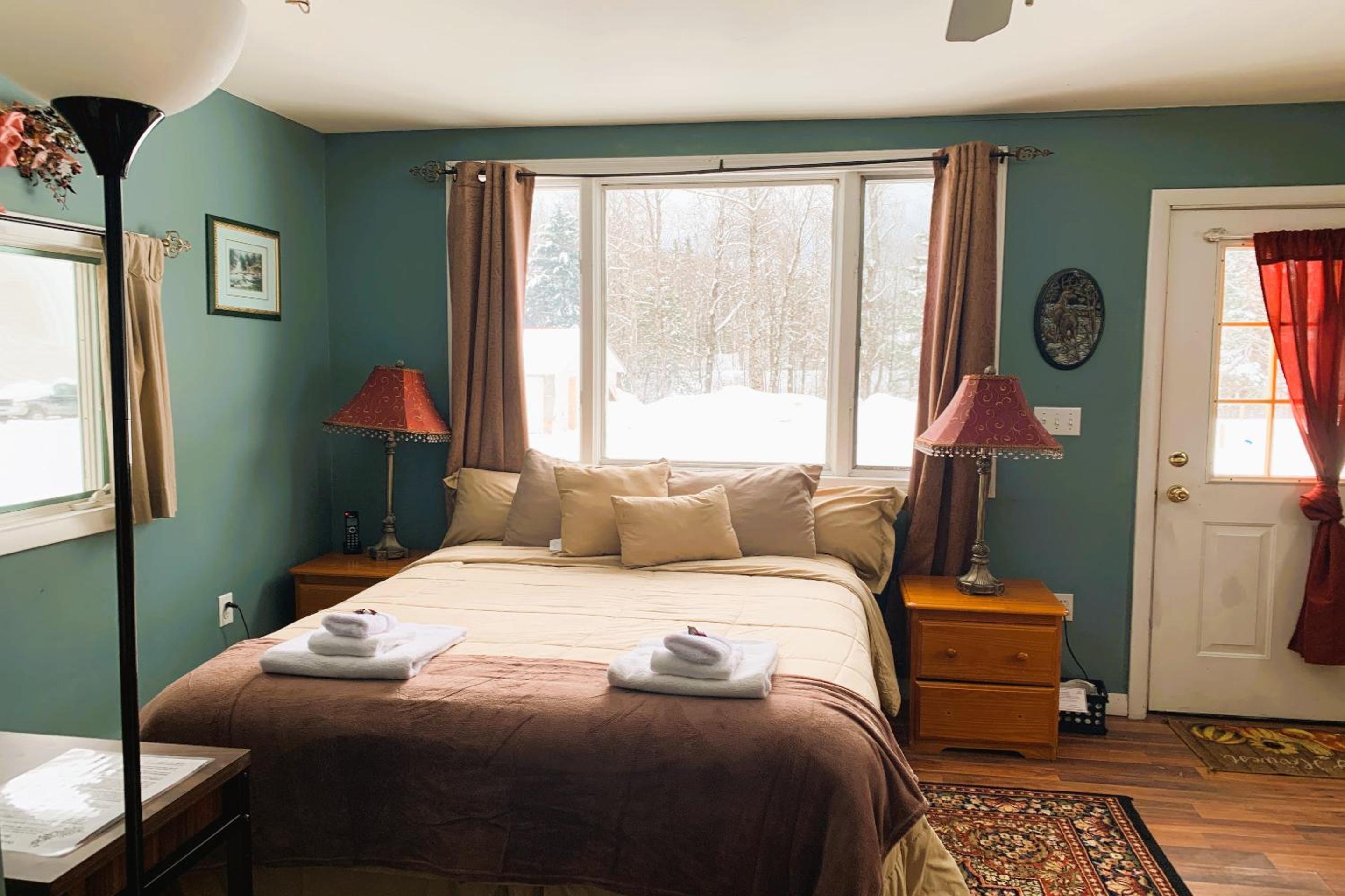 Queen Bed Riverfront with Kitchenette	 - Photo 8