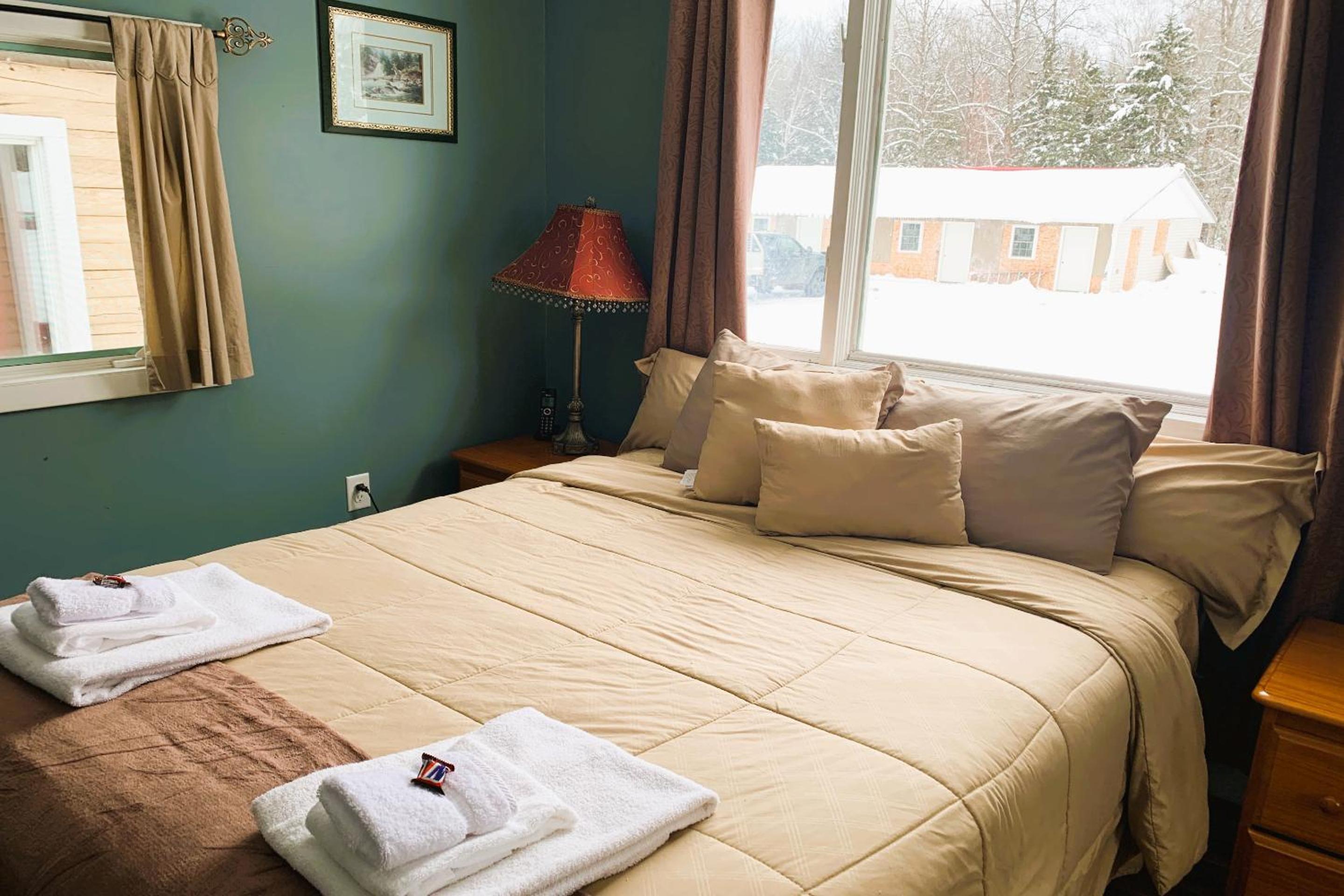 Queen Bed Riverfront with Kitchenette	 - Photo 5