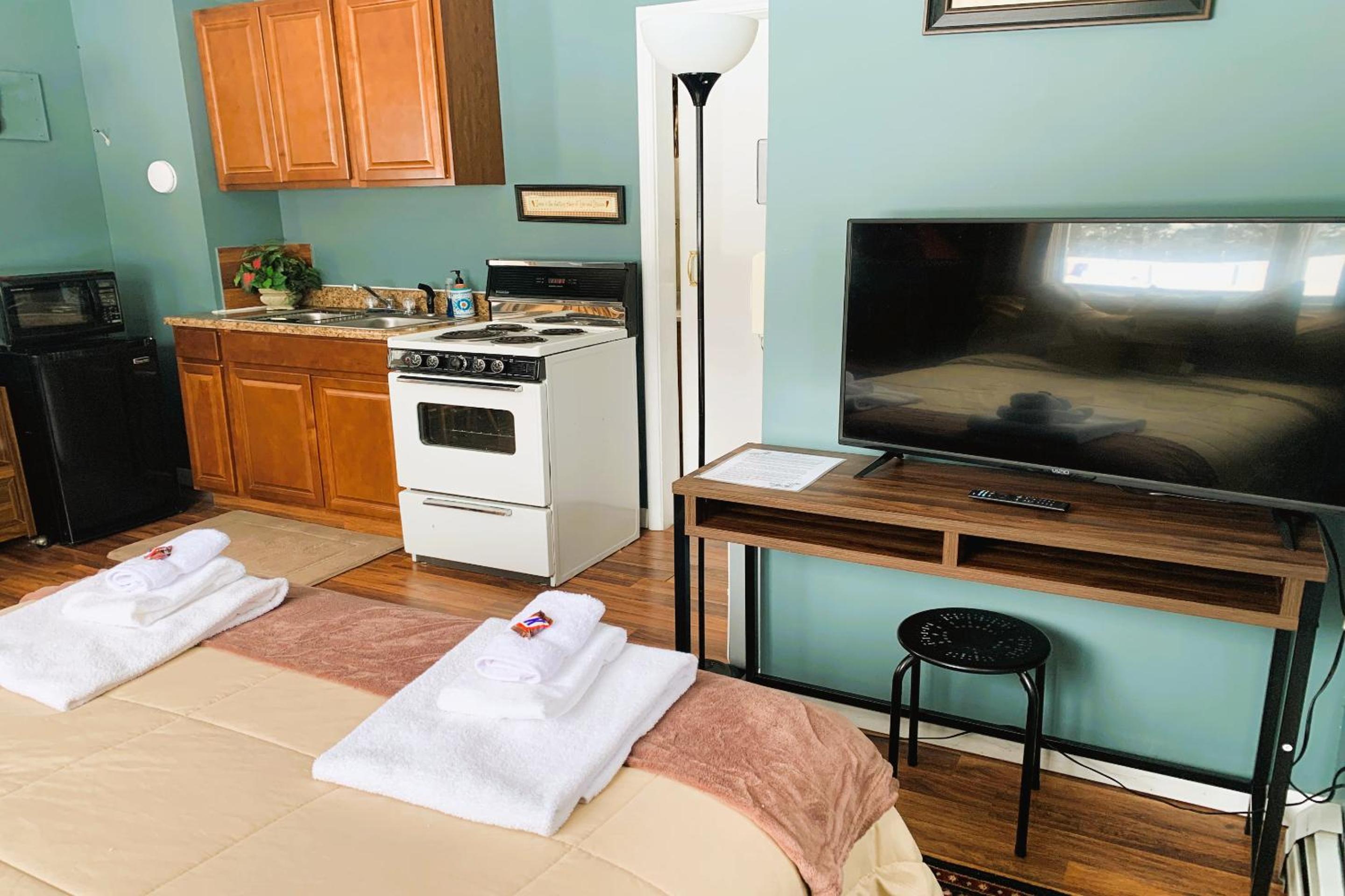 Queen Bed Riverfront with Kitchenette	 - Photo 9