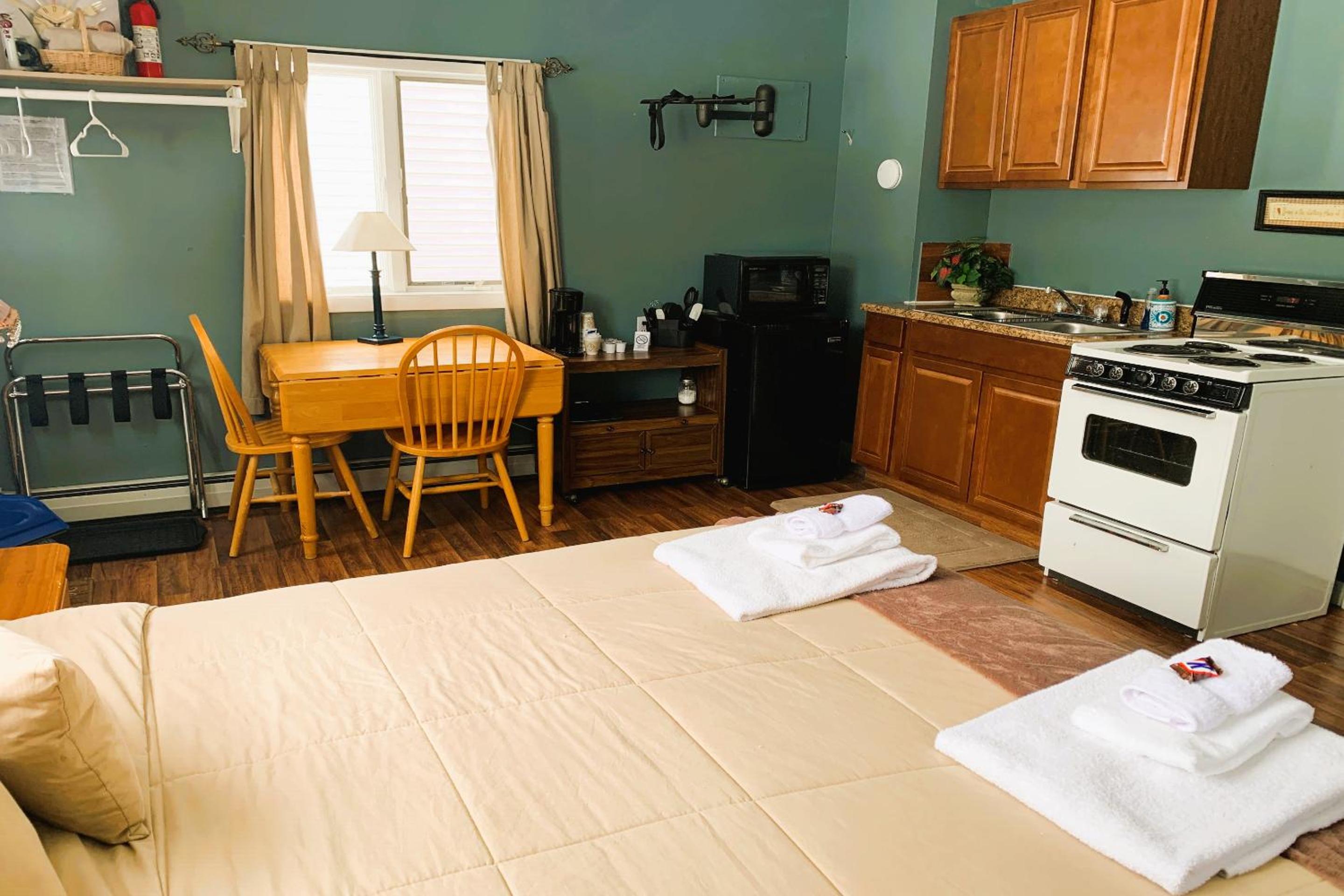 Queen Bed Riverfront with Kitchenette	 - Photo 6