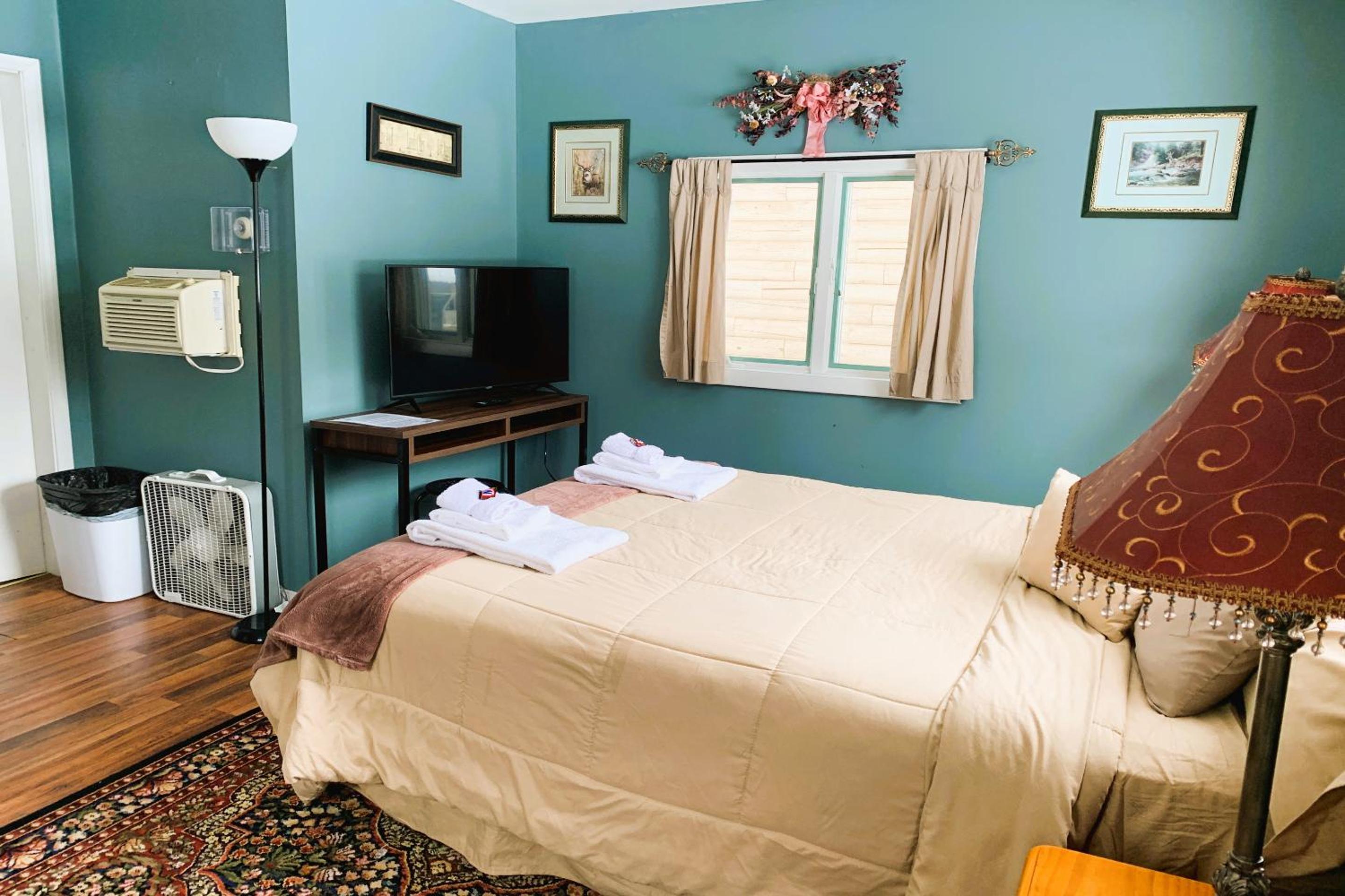 Queen Bed Riverfront with Kitchenette	 - Photo 4