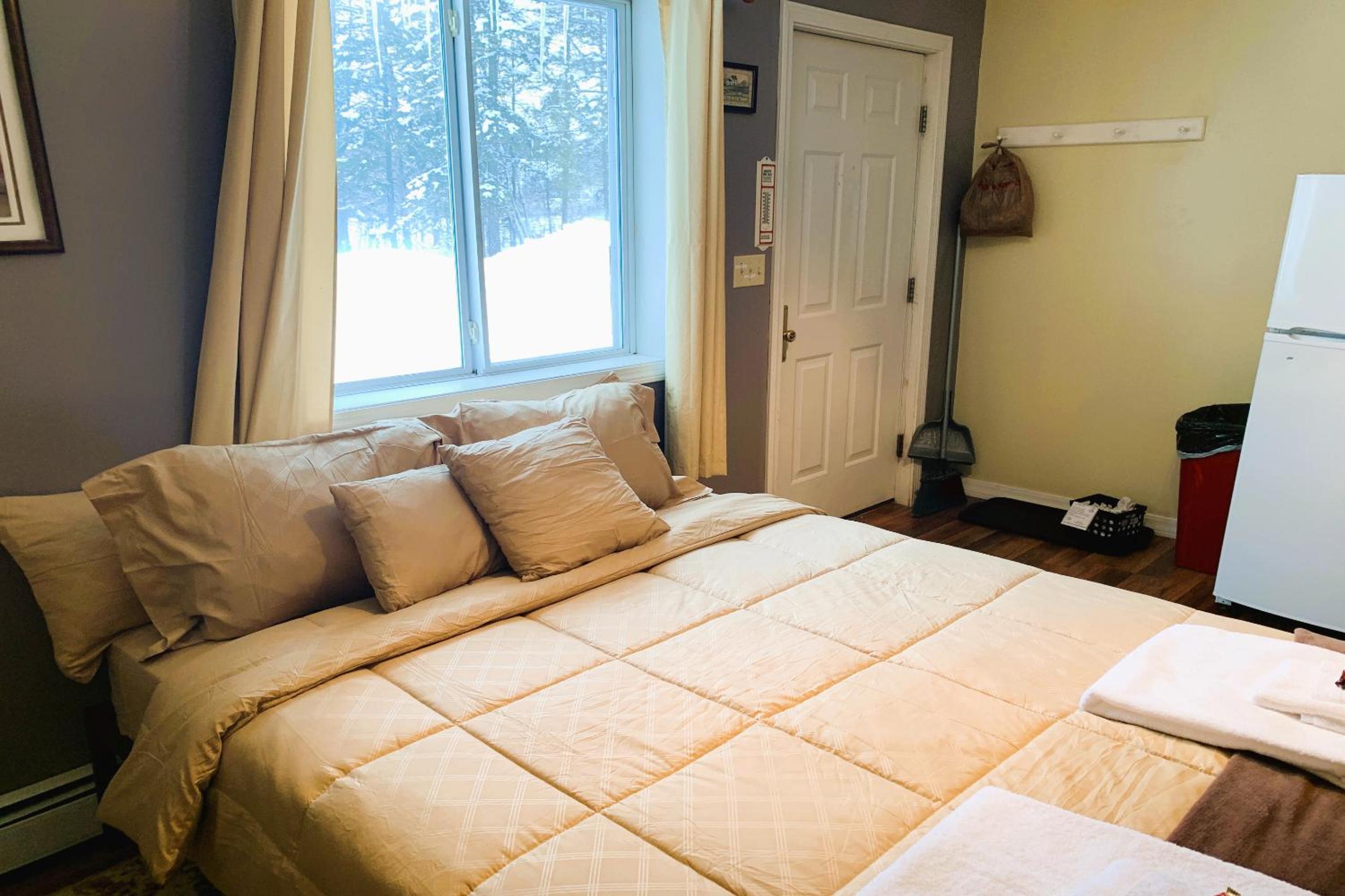 Queen Bed Riverfront with Kitchenette	 - Photo 1
