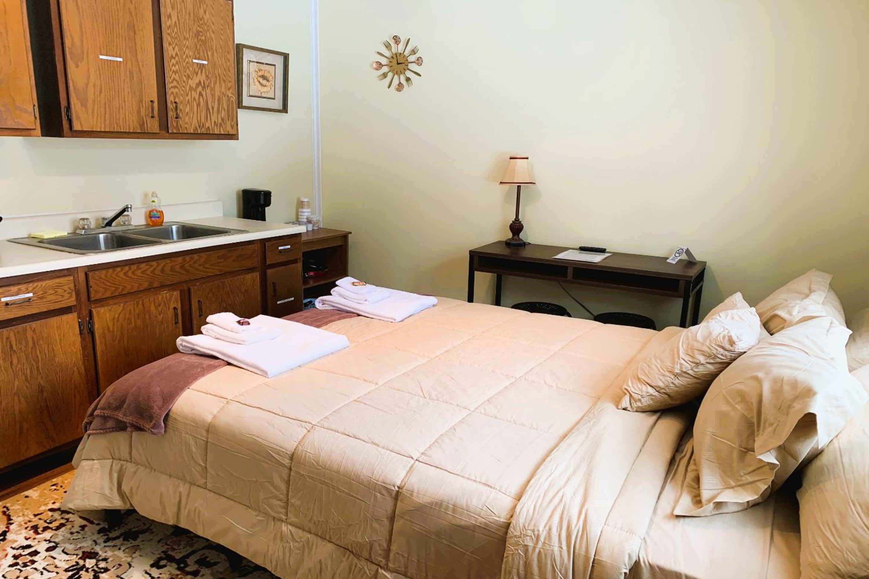 King Bed Riverfront Suite with Kitchenette	 - Photo 1