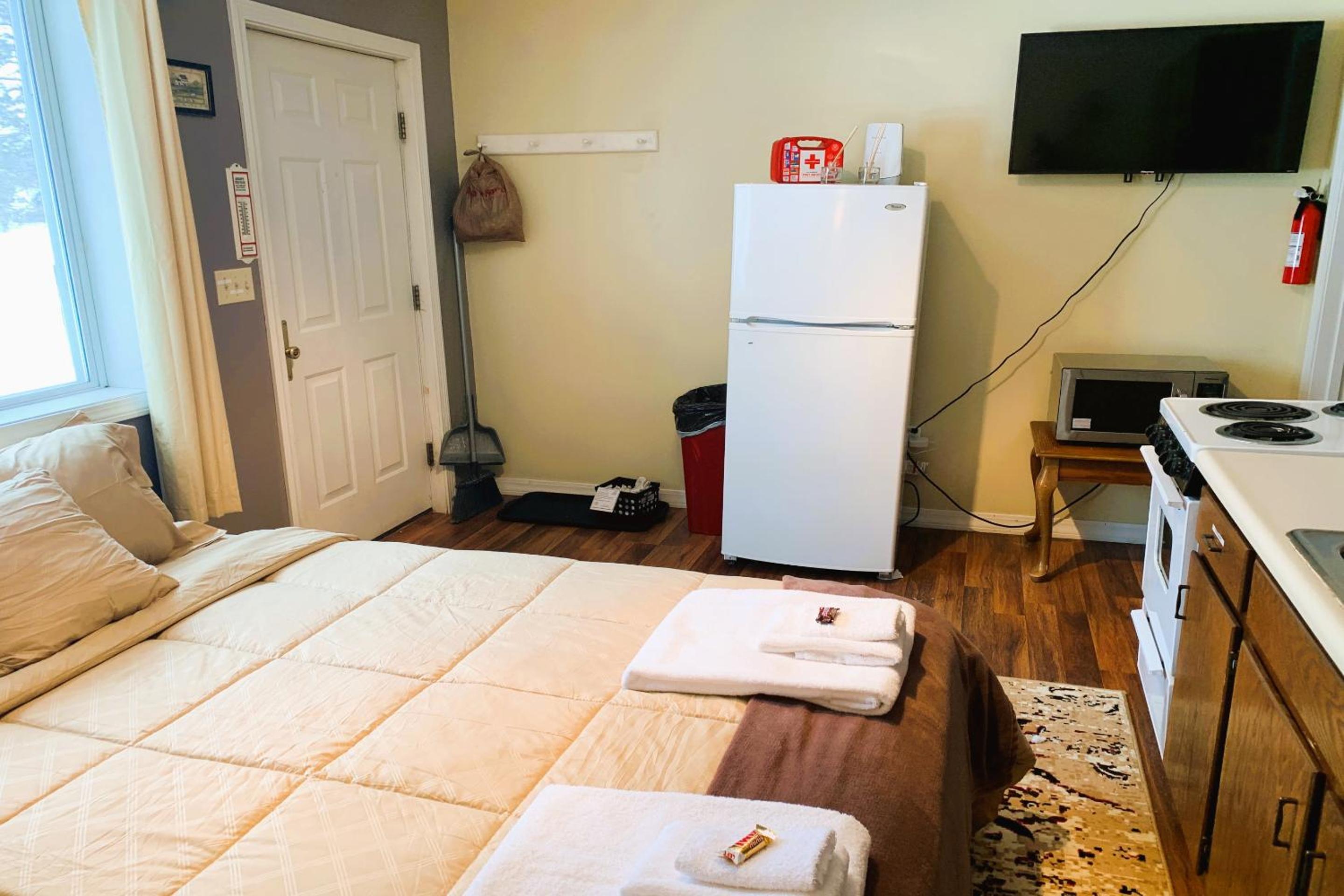 King Bed Riverfront Suite with Kitchenette	 - Photo 13