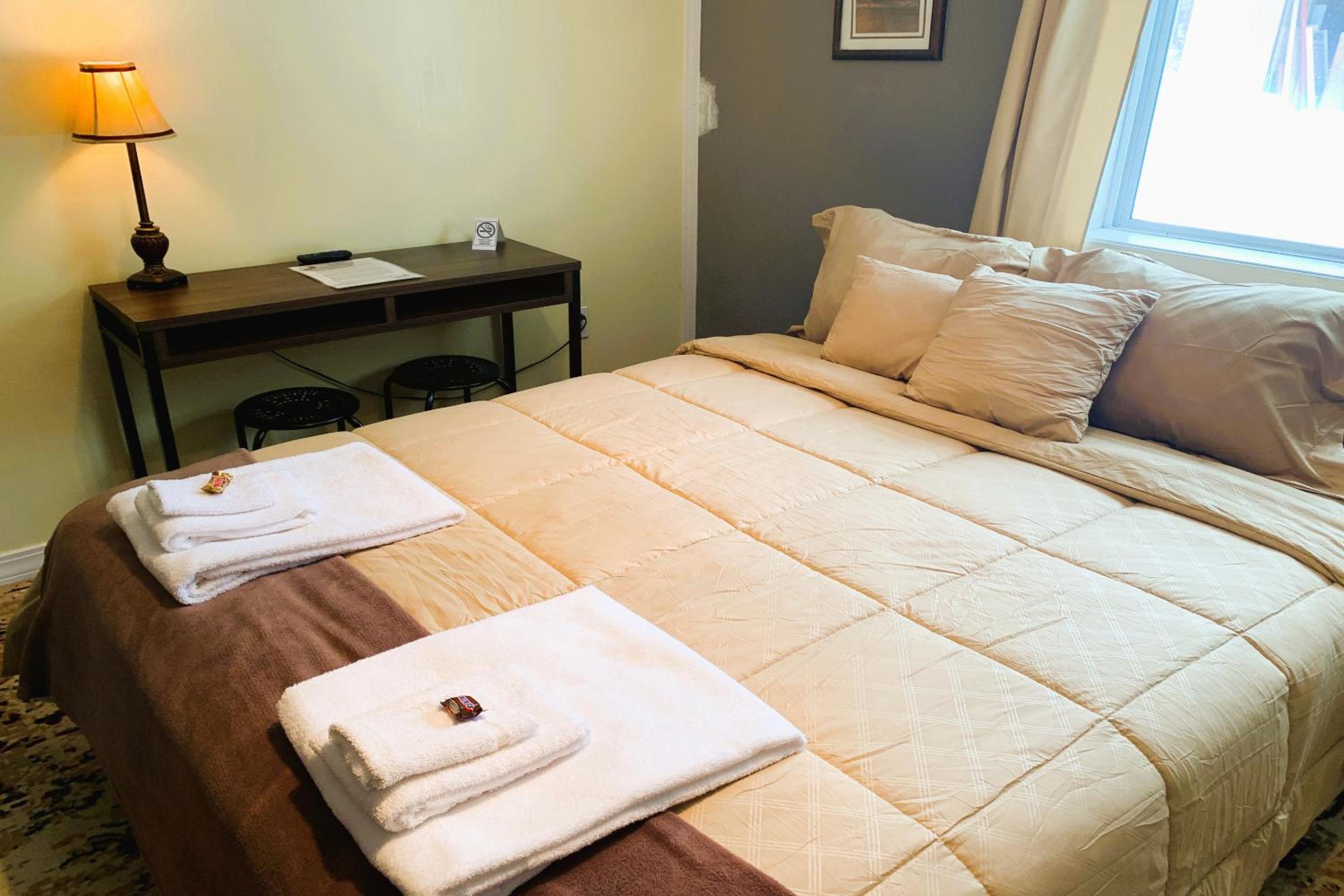 King Bed Riverfront Suite with Kitchenette	 - Photo 7
