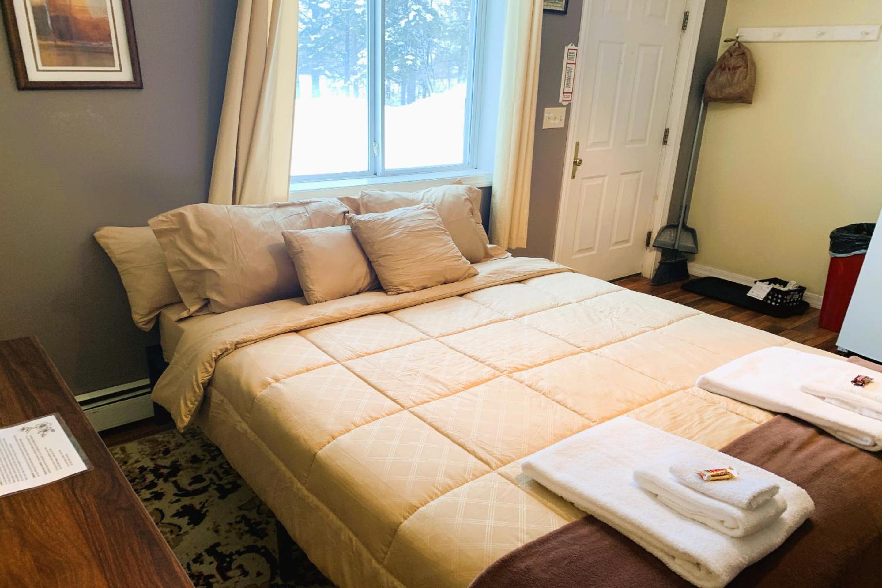 King Bed Riverfront Suite with Kitchenette	 - Photo 2