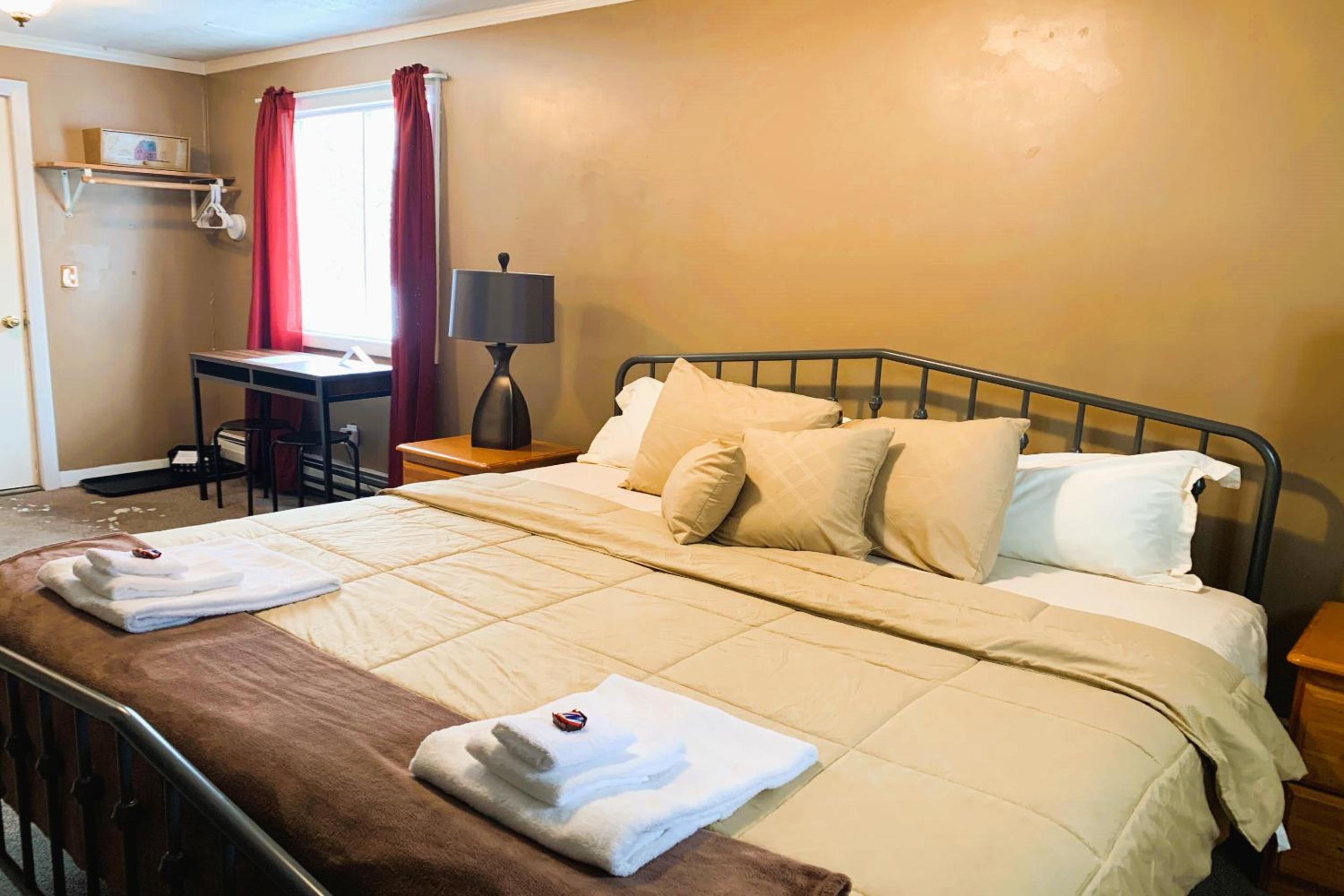 King Bed Riverfront Suite	 - Photo 8