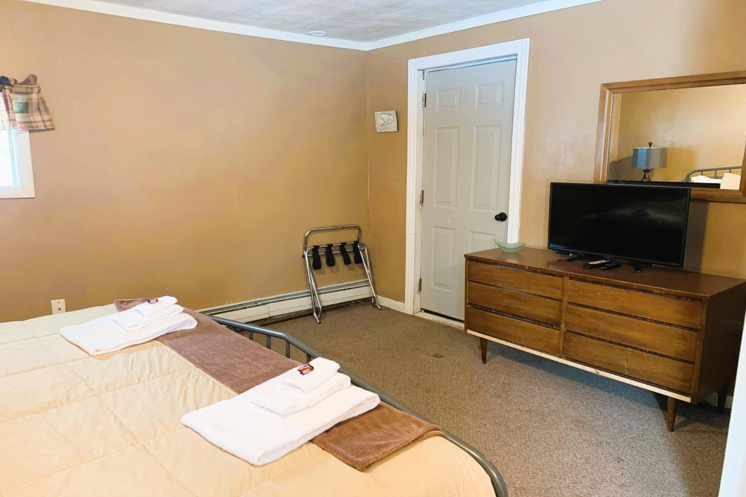 King Bed Riverfront Suite	 - Photo 7