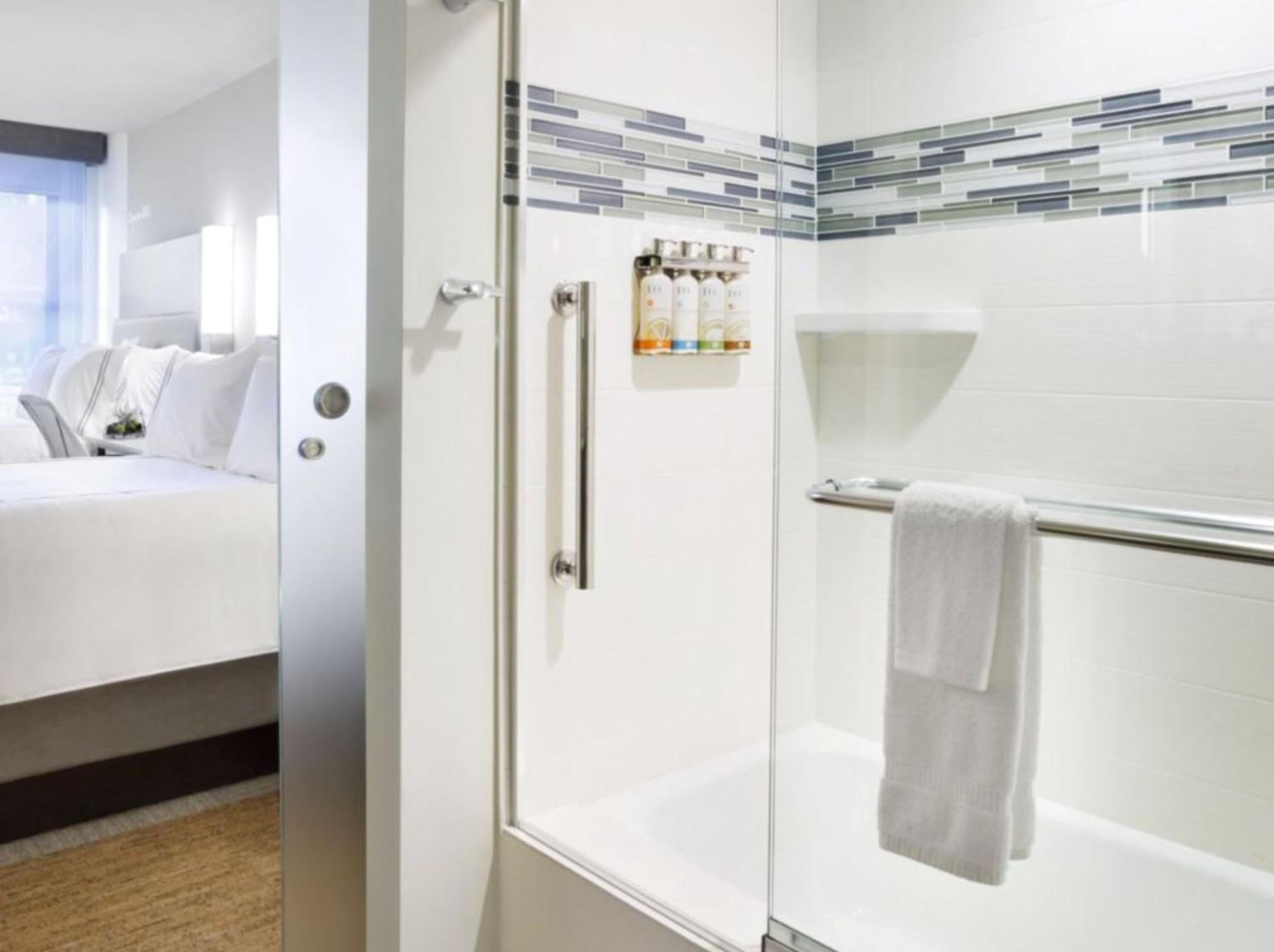 Standard Room with Two Double Beds - Photo 6
