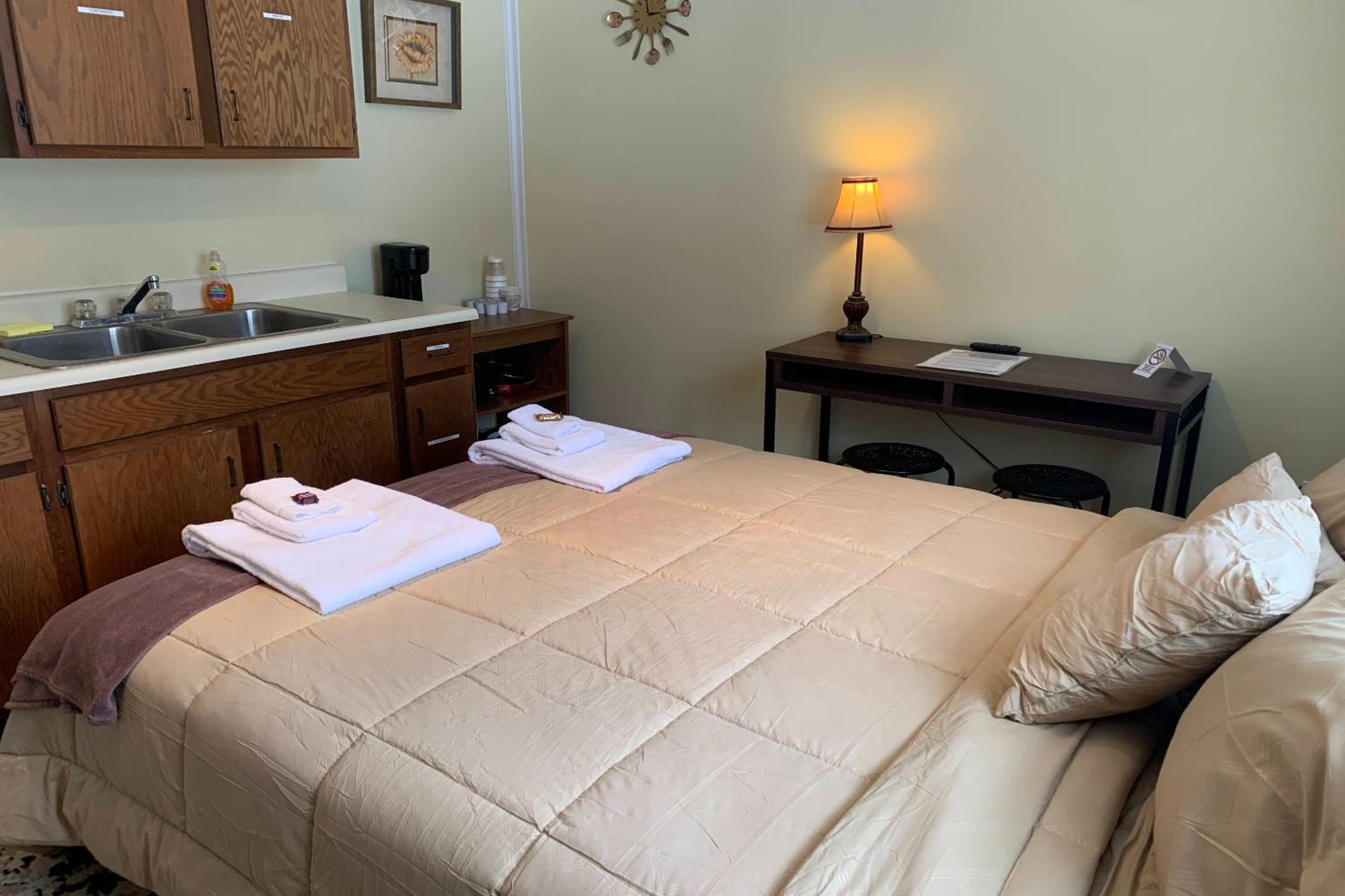 Queen Bed Riverfront Cottage with Kitchenette - Photo 4