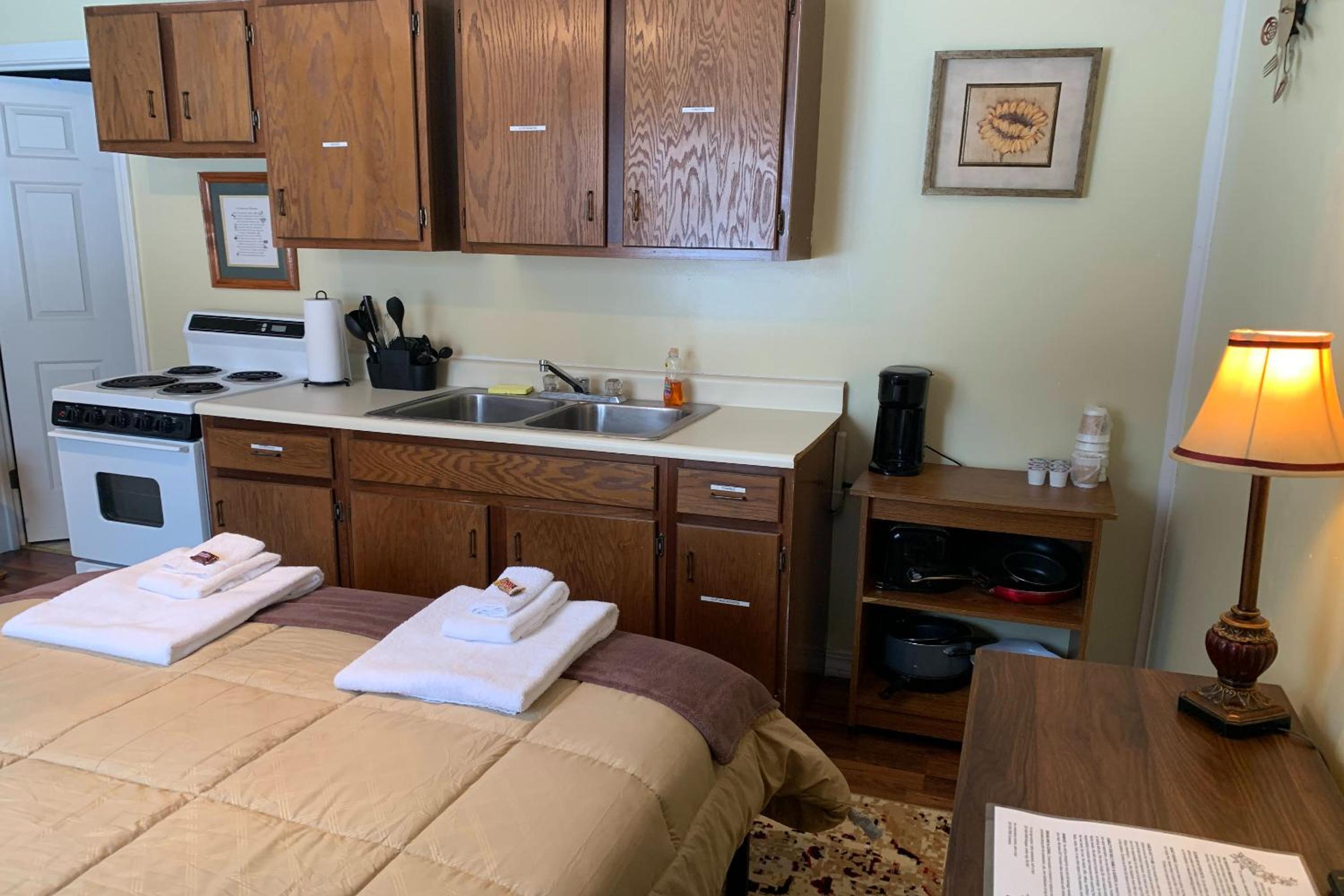 Queen Bed Riverfront Cottage with Kitchenette - Photo 6