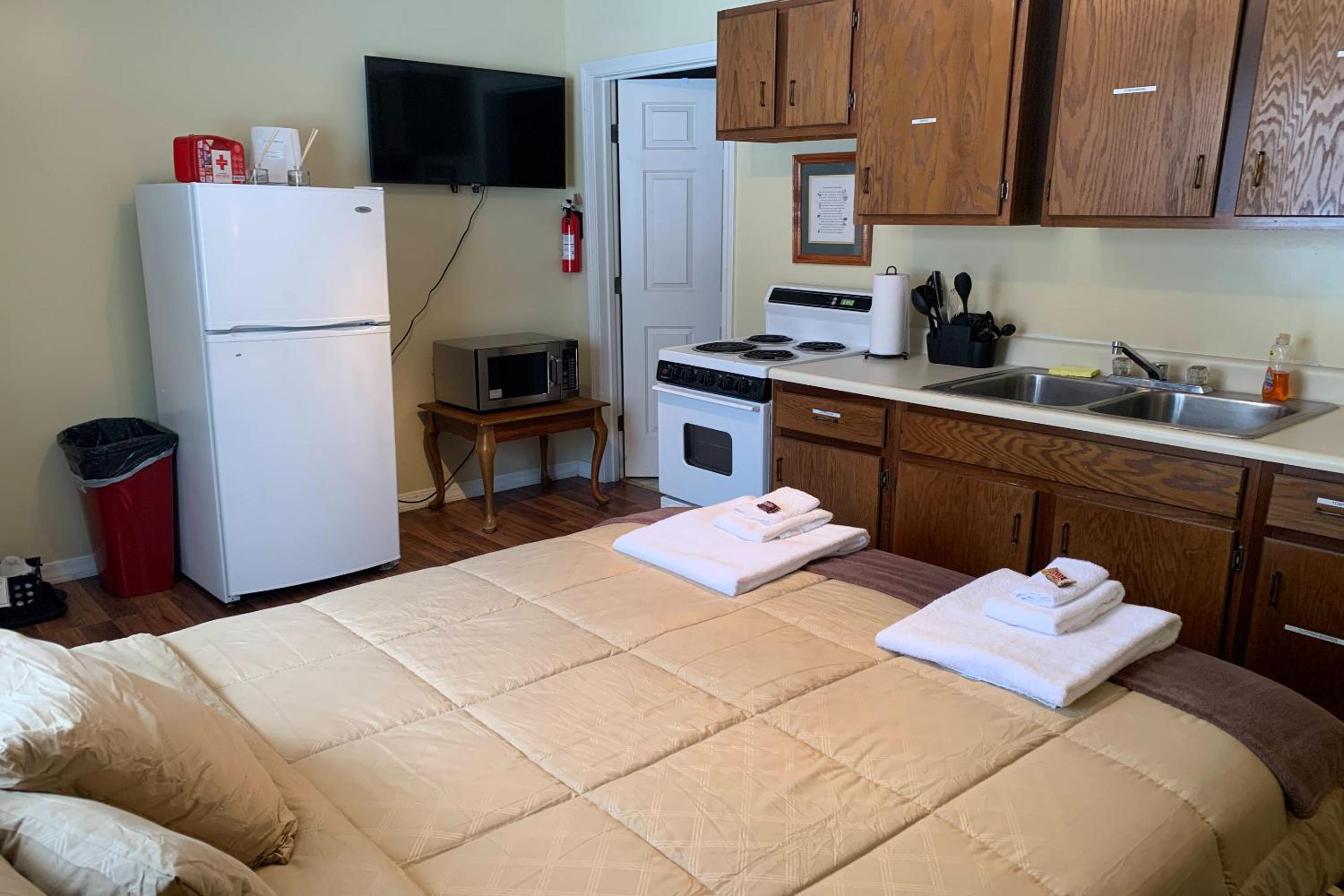 Queen Bed Riverfront Cottage with Kitchenette - Photo 11