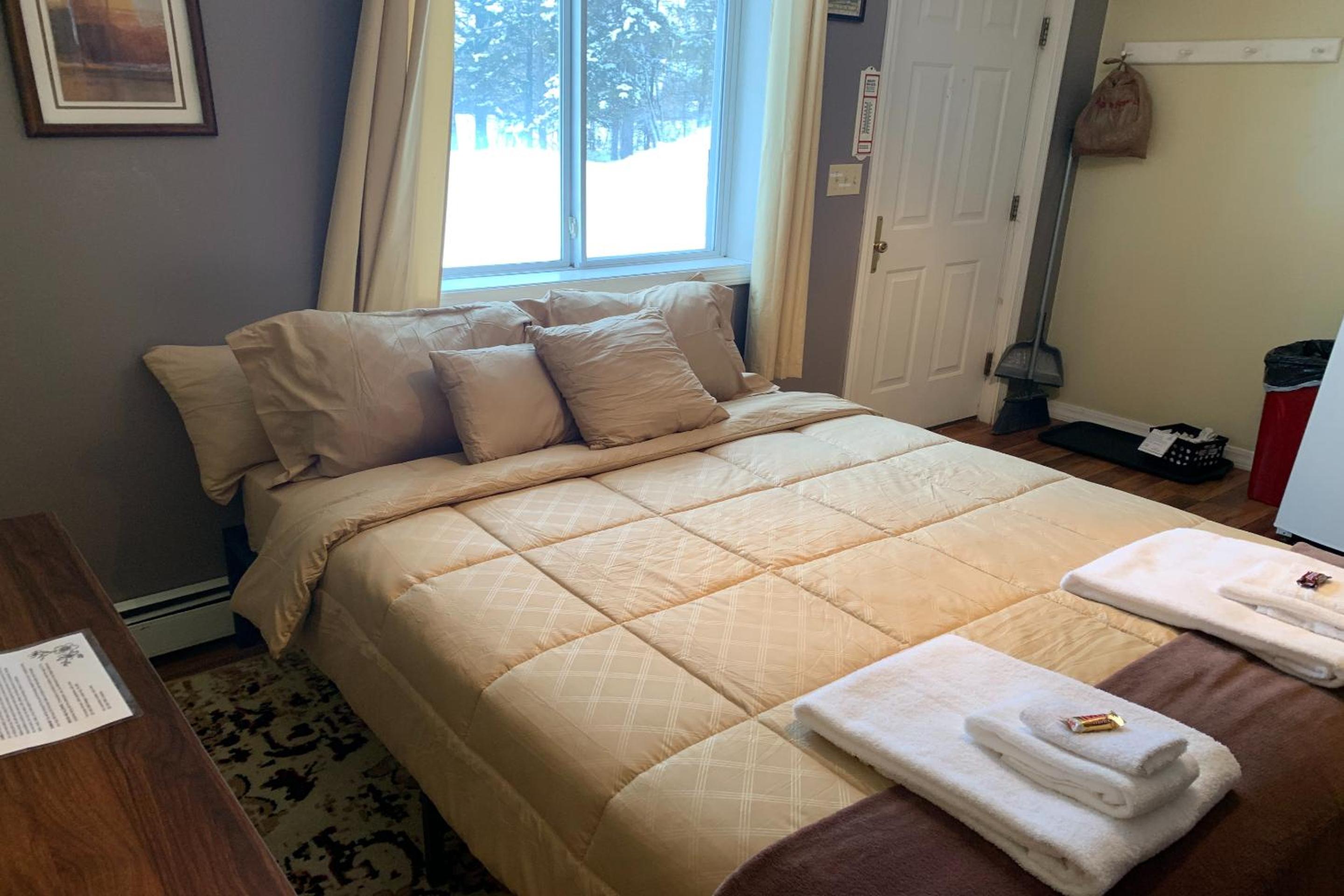 Queen Bed Riverfront Cottage with Kitchenette - Photo 10