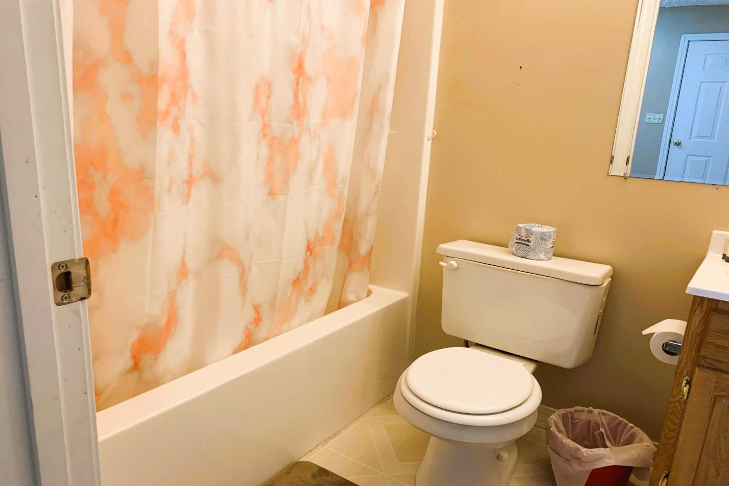 Queen Bed Riverfront Cottage with Kitchenette - Photo 3