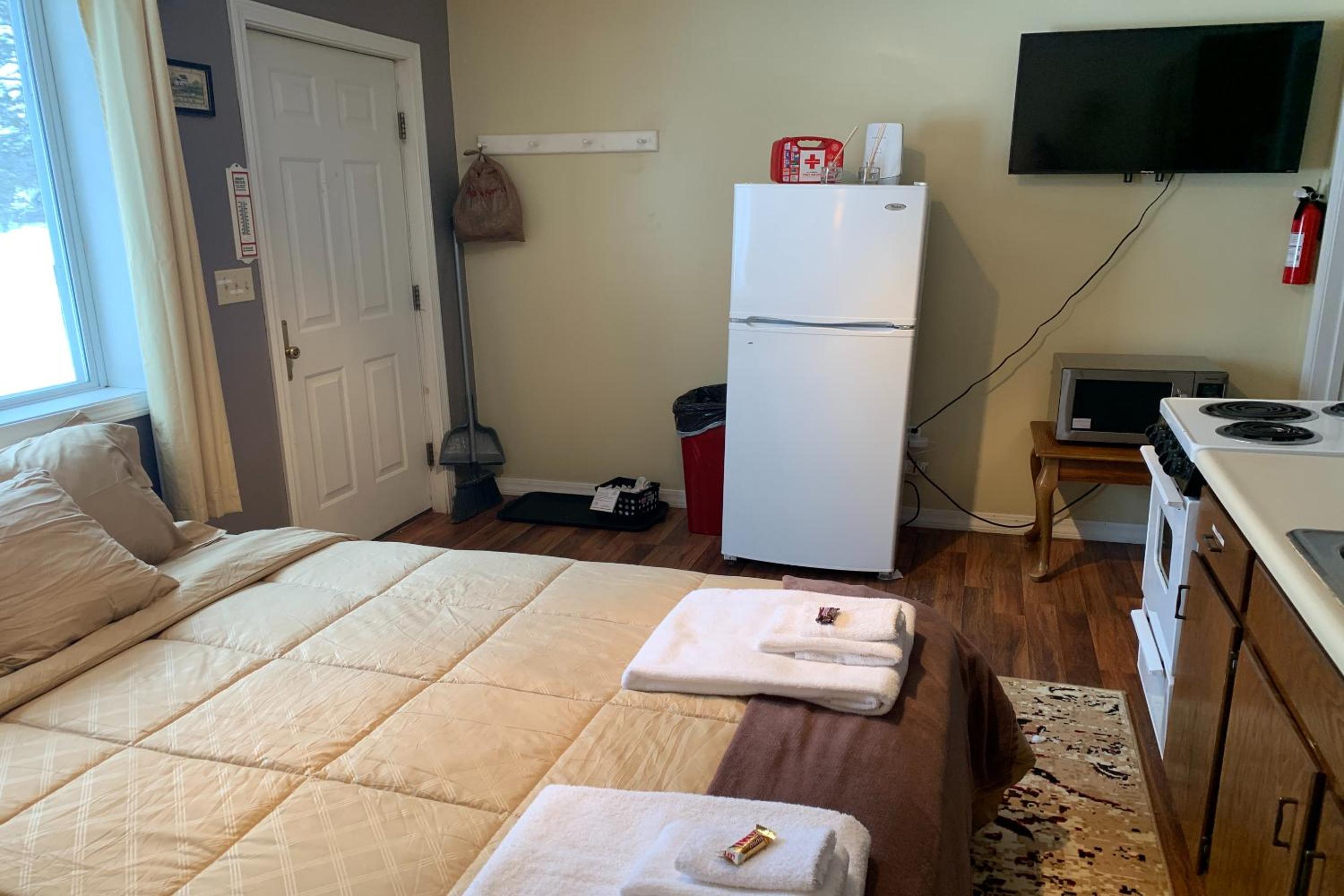Queen Bed Riverfront Cottage with Kitchenette - Photo 9
