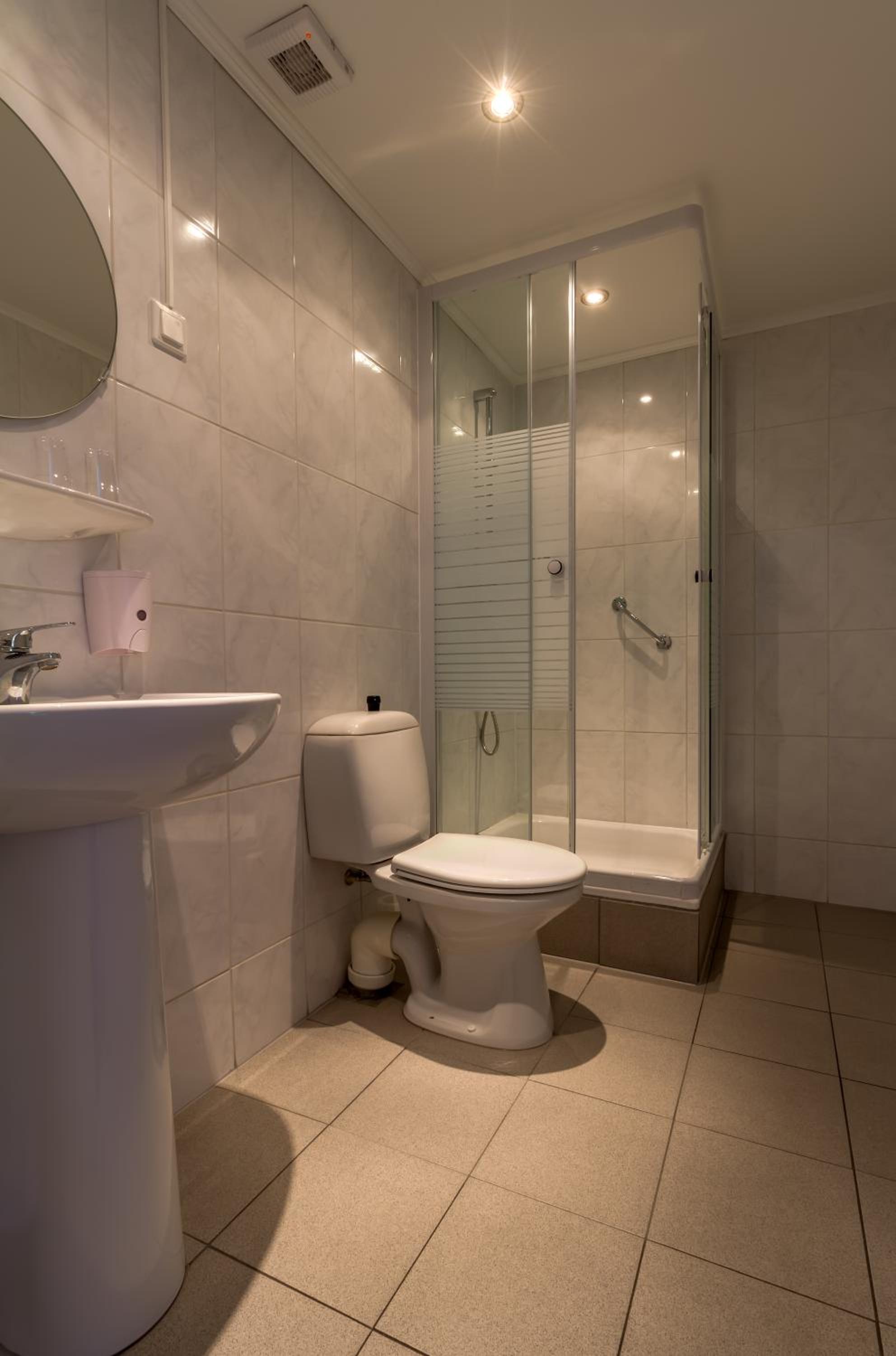 Quadruple Room with Bathroom - Photo 2